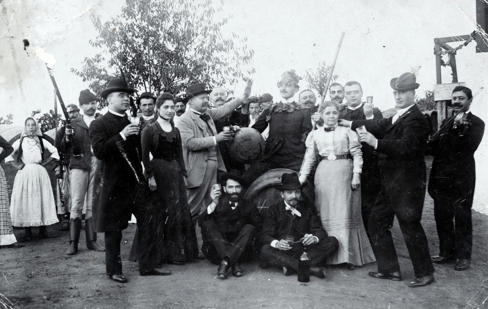 Romania,Transylvania, szüreti mulatság., 1909, Schermann Ákos, drinking, hunting rifle, barrel, violin, musical instrument, partying, Fortepan #229463