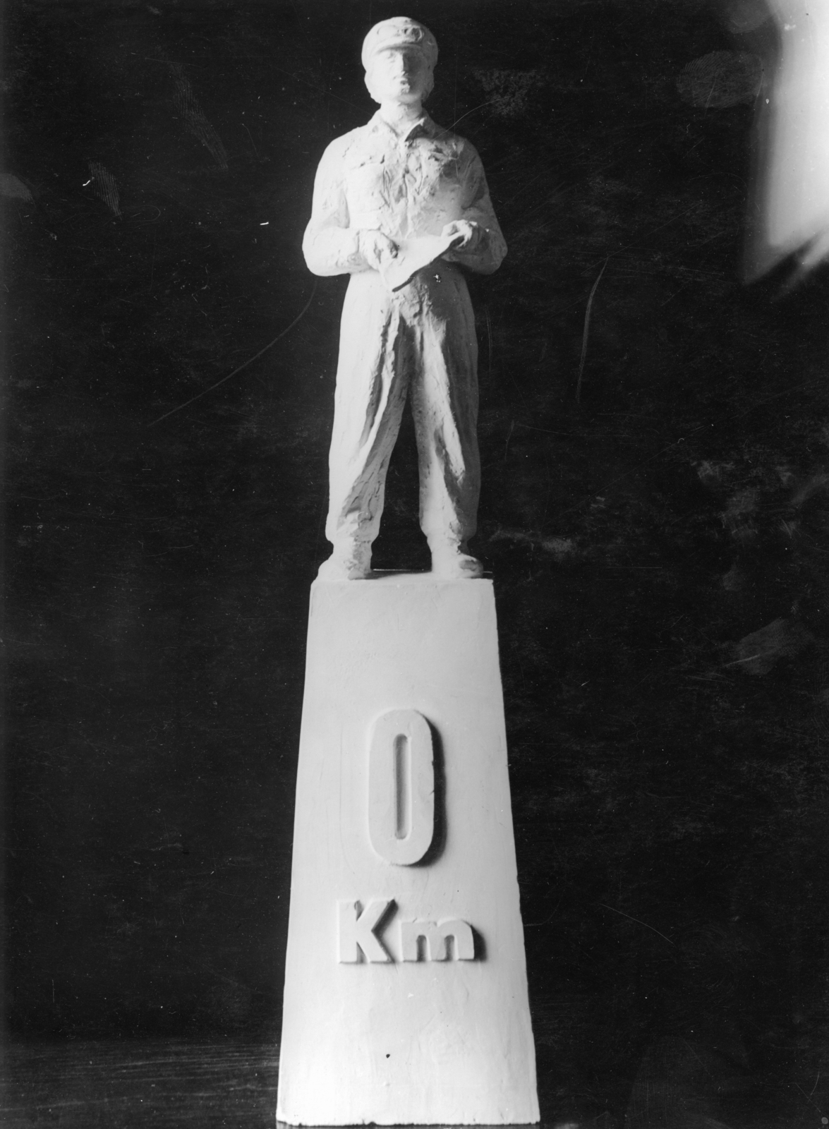 Hungary, Budapest I., Ybl Miklós tér, Palotai Gyula szobrászművész műterme, a Clark Ádám téri, "0" kilométerkő pályázatára készült egyik munkája., 1951, Zimre Zsuzsa, Budapest, statue plans, Fortepan #229498