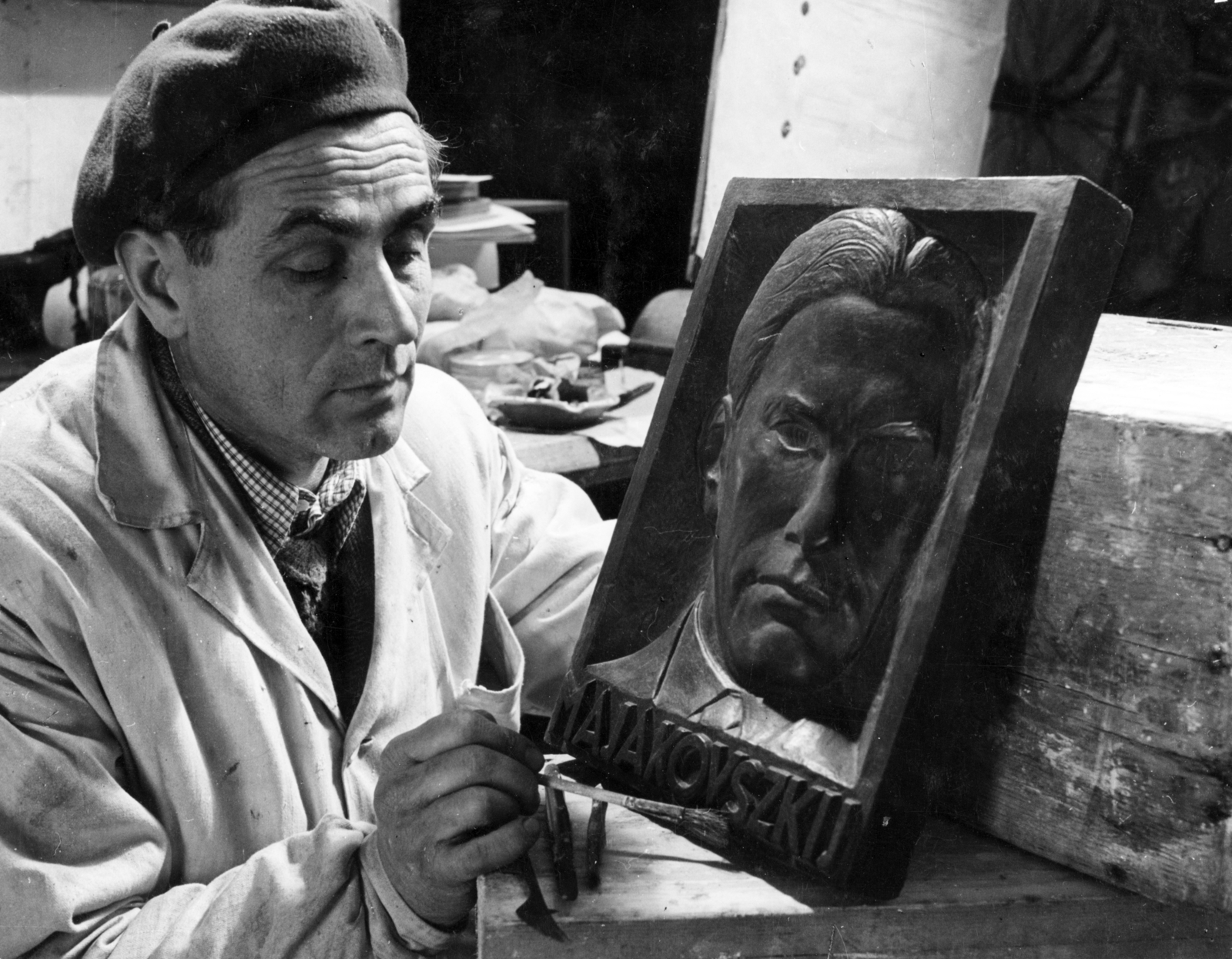 Hungary, Budapest I., Várkert Bazár, Palotai Gyula műterme, a szobrászművész Majakovszkij domborművén dolgozik., 1960, Zimre Zsuzsa, Budapest, relief, celebrity, Fortepan #229507
