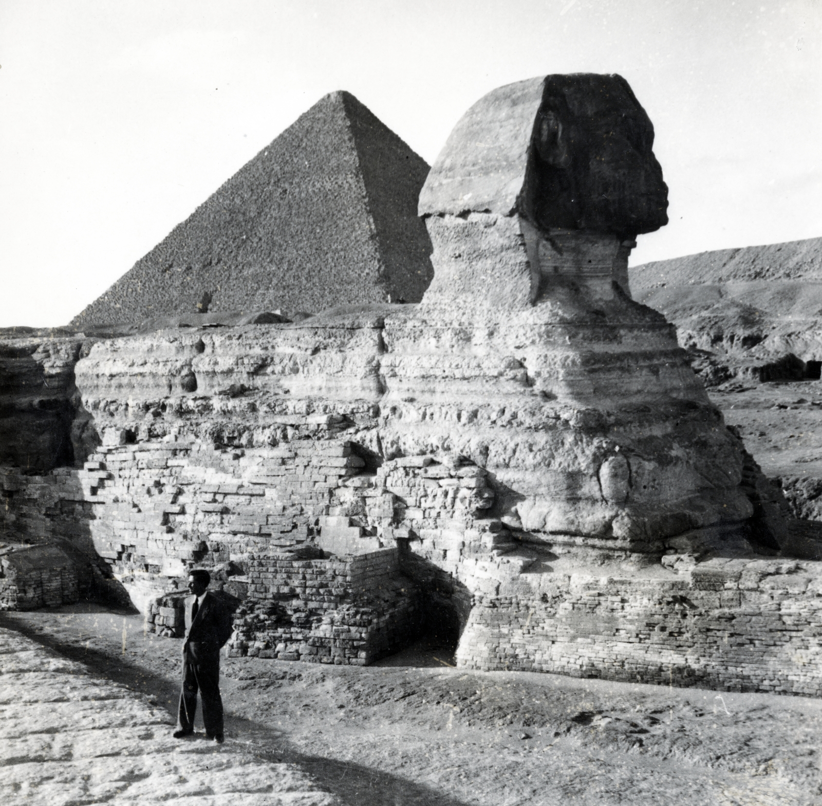 Egypt, Giza, a nagy szfinx, mögötte a Kheopsz piramis., 1939, Zimre Zsuzsa, sphinx, pyramid, Fortepan #229508