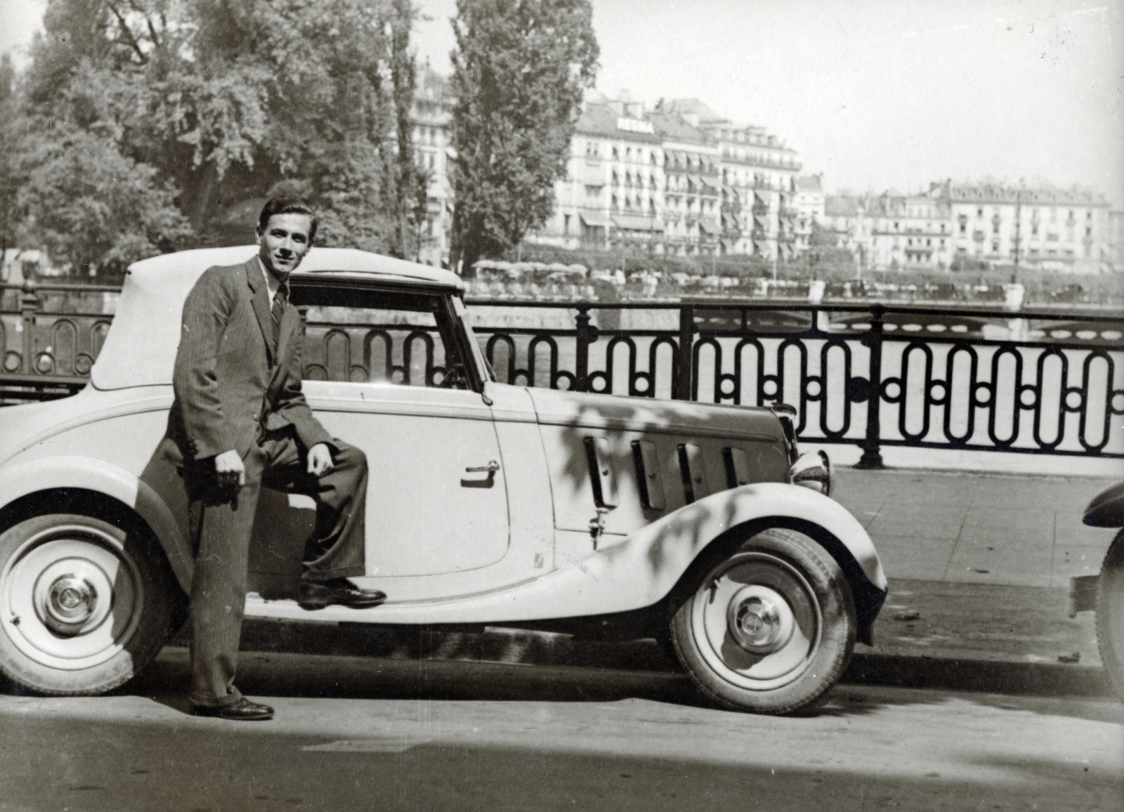 Switzerland, Geneva, Quai du Général-Guisan a Genfi-tó partján. A felvétel a Place du Rhône közelében készült., 1939, Zimre Zsuzsa, standing on a car, Fortepan #229514