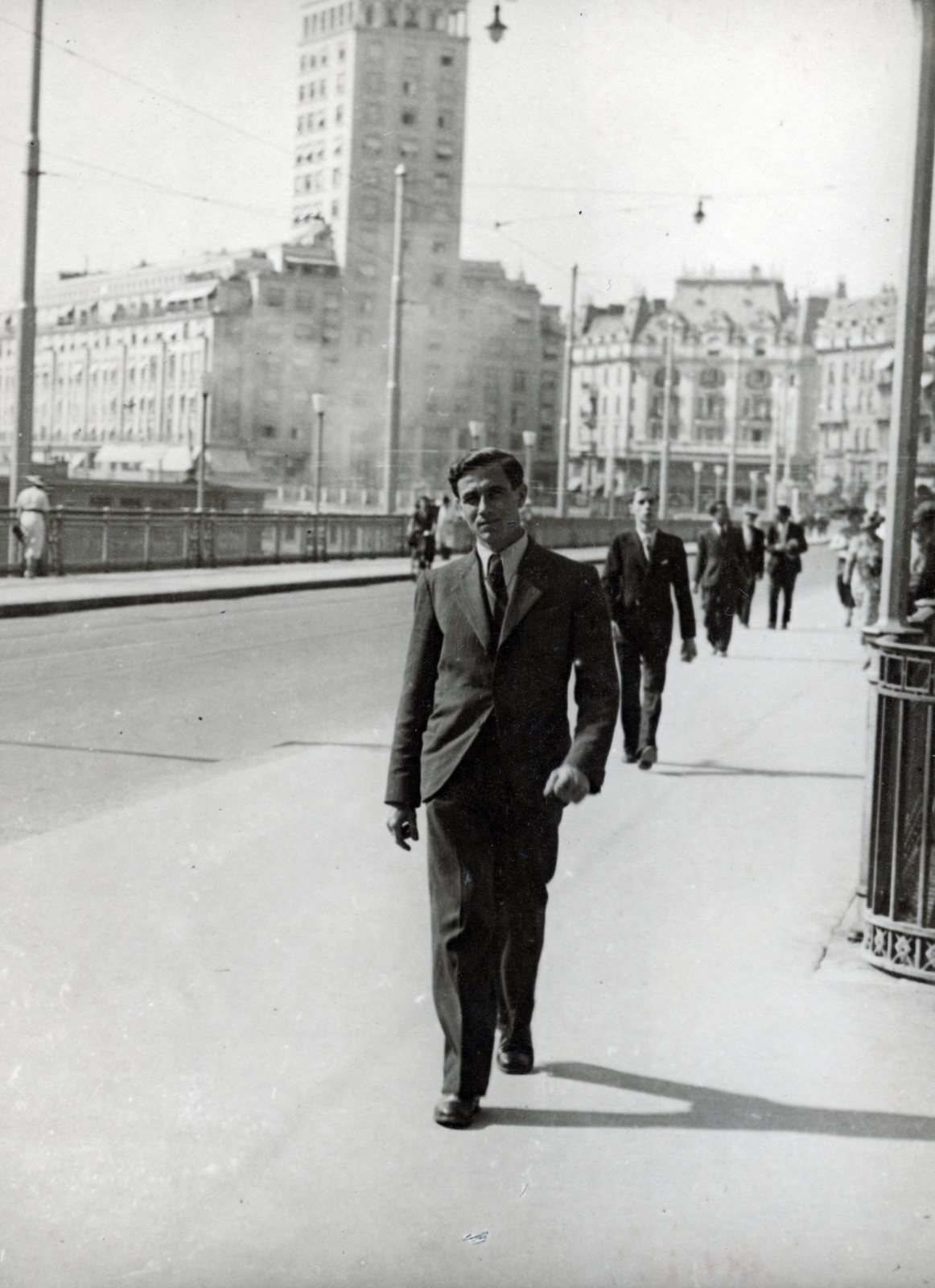 Switzerland, Lausanne, Rue du Grand-Pont, háttérben a Bel-Air-torony., 1939, Zimre Zsuzsa, walk, men, Fortepan #229516