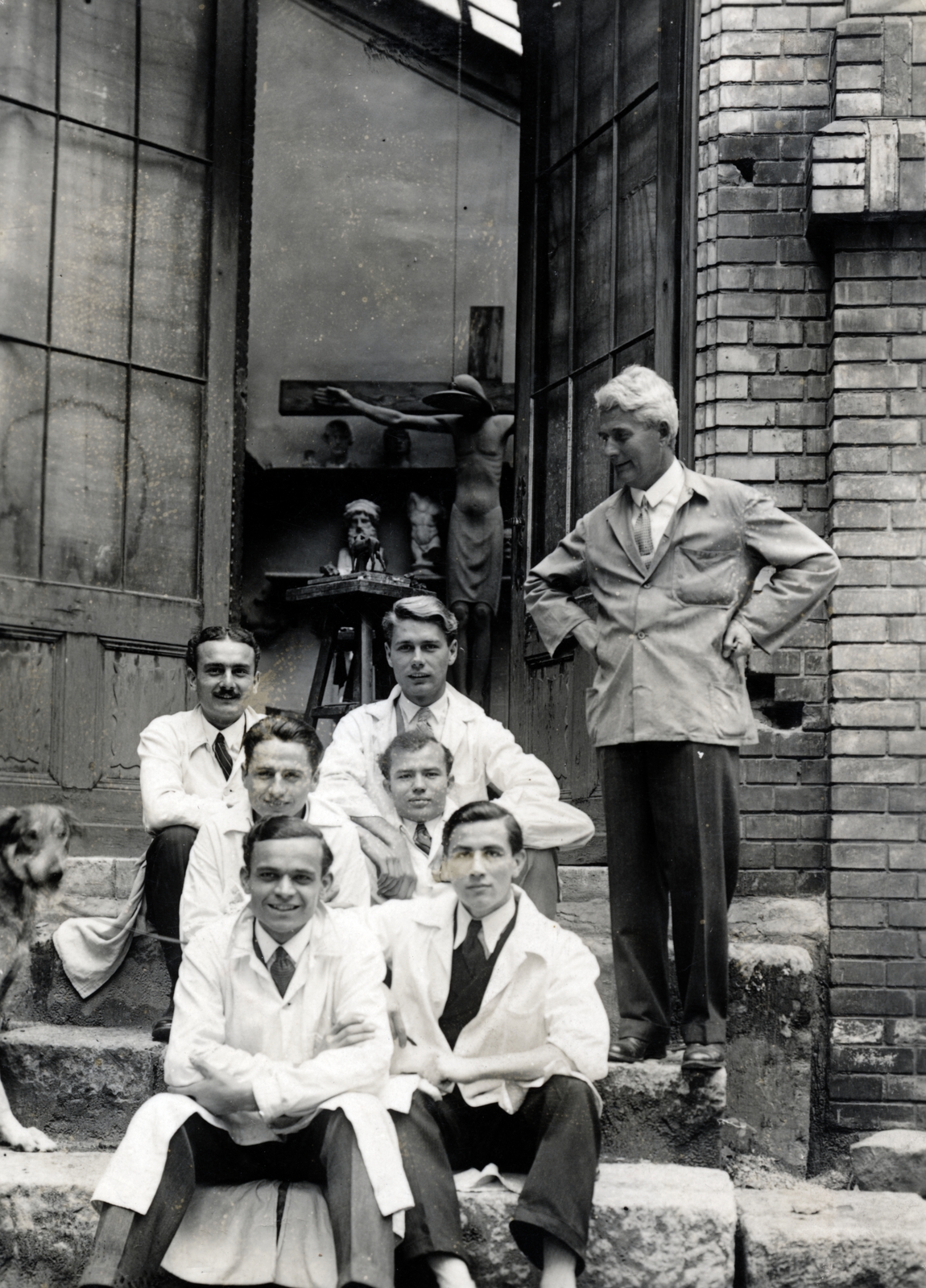 Magyarország, Budapest IX., Üllői út 33-37., Országos Magyar Királyi Iparművészeti Iskola, a képen jobbra Mátrai Lajos szobrászművész, az iskola díszítő szobrász szakosztályának tanára áll., 1936, Zimre Zsuzsa, Best of, lépcsőn ülni, műterem, szobrász, Budapest, Fortepan #229517