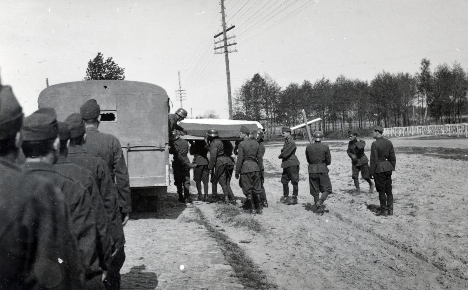 Ukraine, katonai temető, a felvétel egy elesett magyar katona temetésekor készült., 1943, Fucskár József Attiláné, funeral, cross, Fortepan #229539