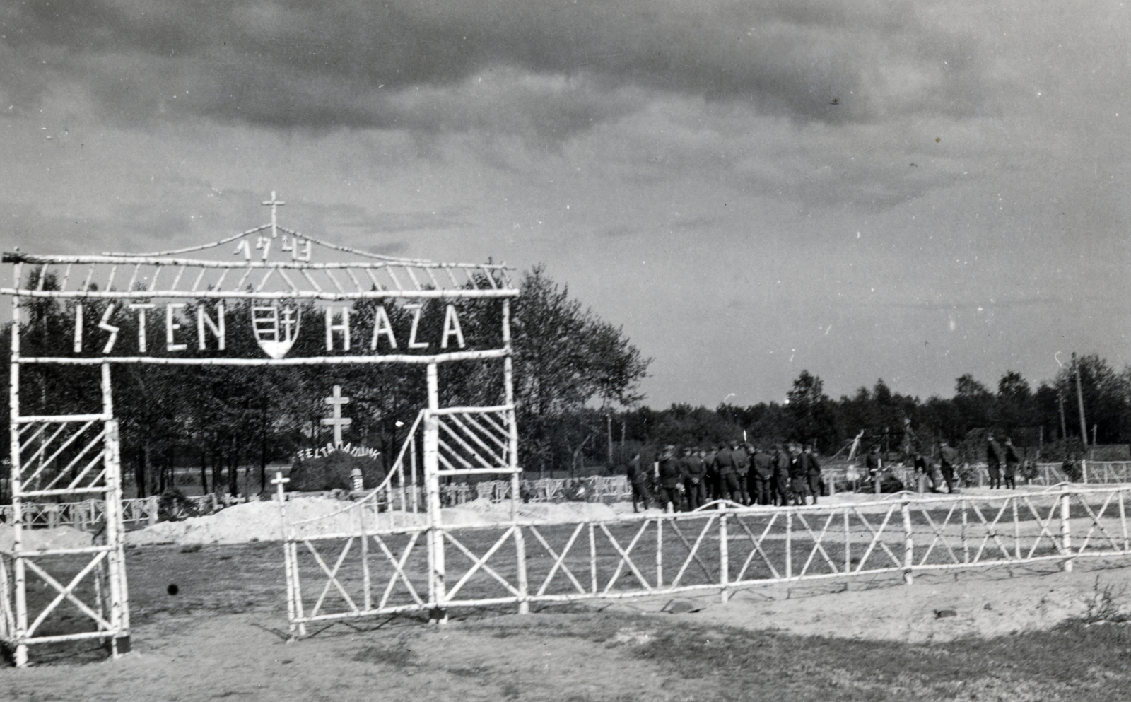 Ukrajna, Koroszteny, katonai temető, a felvétel egy elesett magyar katona temetésekor készült., 1943, Fucskár József Attiláné, címer, kapu, felirat, temető, Fortepan #229540