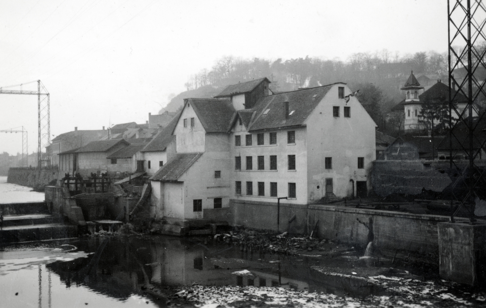 Romania,Transylvania, Cluj-Napoca, a Szamos folyó partján a régi malom épülete, a Horea hídról nézve., 1942, Fucskár József Attiláné, Fortepan #229541