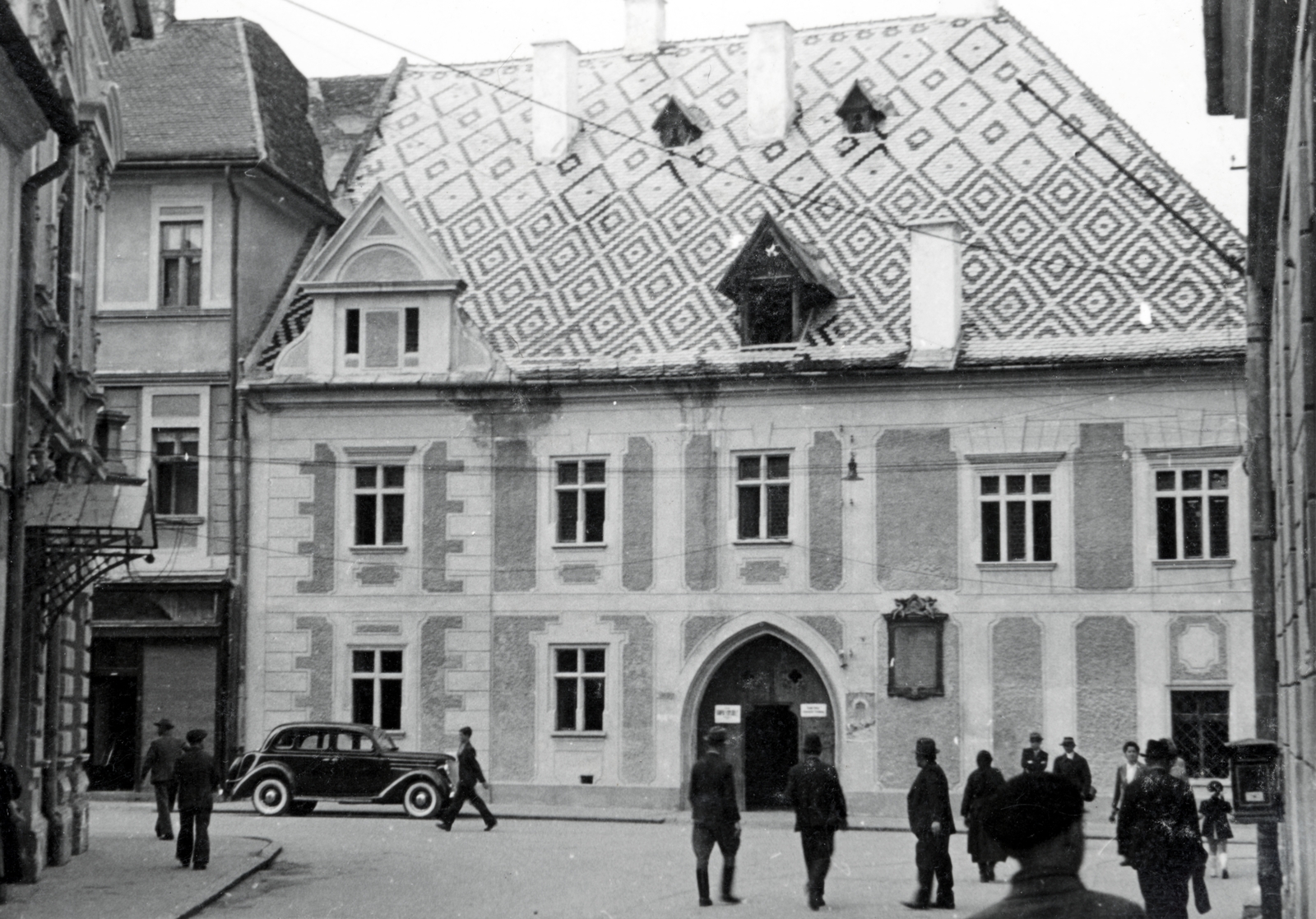 Romania,Transylvania, Cluj-Napoca, Mátyás király szülőháza az Óvárban (a legrégebbi emeletes ház a városban) a Mátyás király utcából (Strada Matei Corvin) nézve., 1940, Fucskár József Attiláné, Fortepan #229551