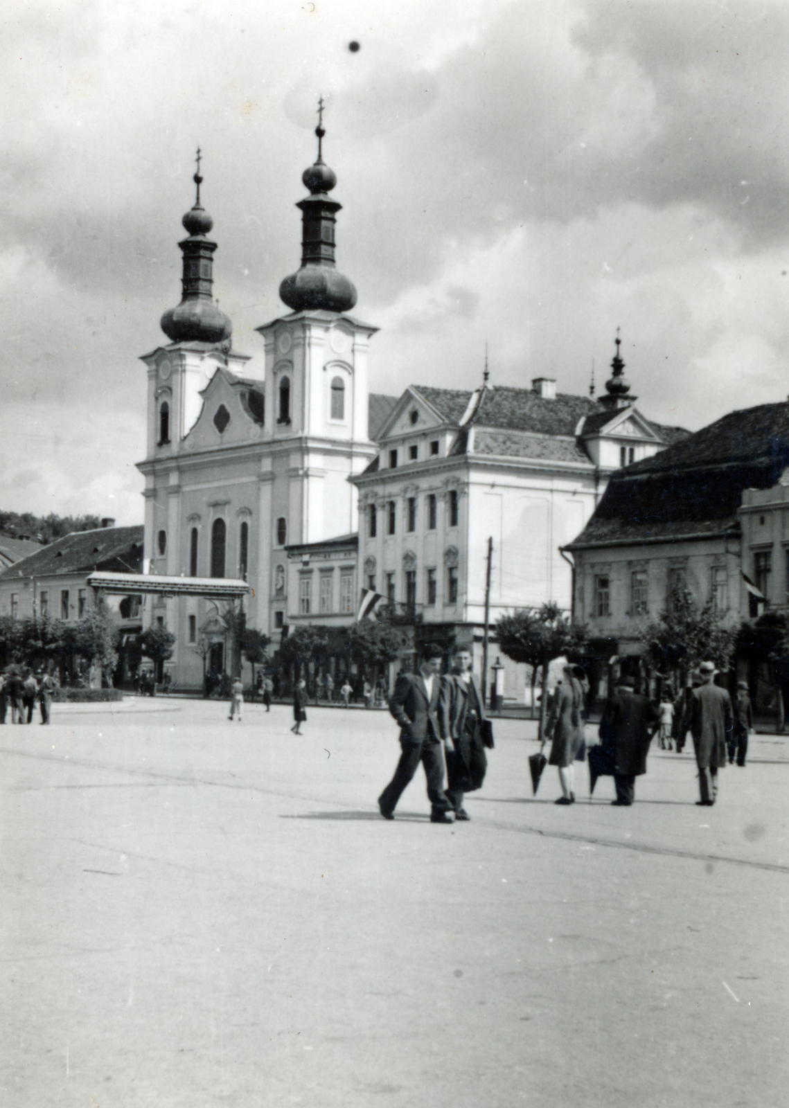 Romania,Transylvania, Târgu Mureș, Rózsák tere (Piata Trandafirilor, ekkor Széchenyi tér), Keresztelő Szent János-templom., 1940, Fucskár József Attiláné, Fortepan #229558