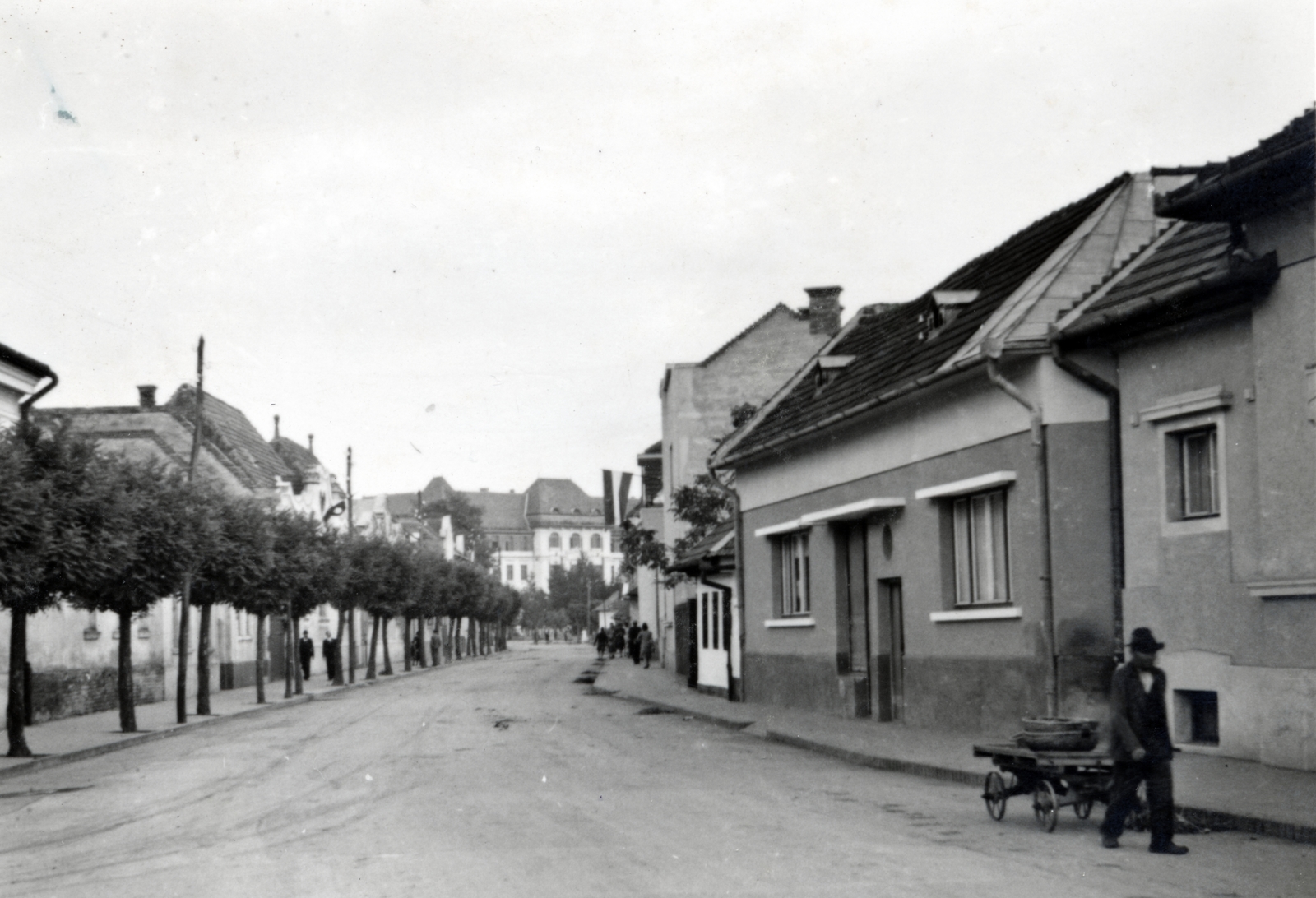 Romania,Transylvania, Târgu Mureș, Lajos király utca (strada Cruza Voda) a Kiss Ernő utca (strada Traian Moşoiu) felől a IV. Béla utca (strada Cruza Voda) felé nézve, az utca végén az egykori Tanítóképző épülete (ma Szakszervezetek Művelődési Ház)., 1940, Fucskár József Attiláné, street view, alley, Fortepan #229568