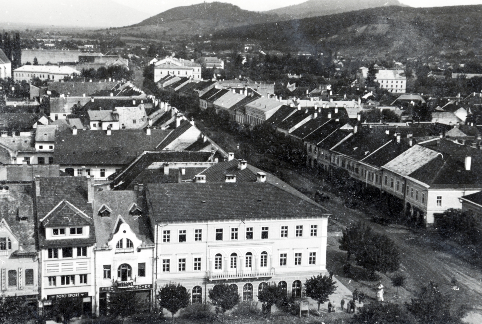 Románia,Erdély, Beszterce, kilátás az evangélikus templom tornyából. Előtérben a piata Centrala (Fő tér, ekkor Horthy Miklós tér) épületei., 1940, Fucskár József Attiláné, látkép, Fortepan #229569