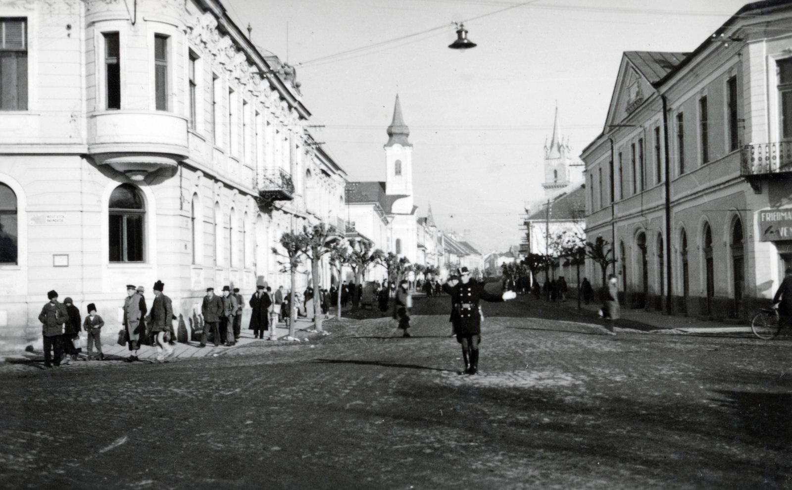 Romania,Transylvania, Bistrița, Kórház utca (strada Gheorghe Sincai, ekkor Mussolini utca), balra a katolikus templom, jobbra távolabb az evangélikus templom tornya látható., 1940, Fucskár József Attiláné, Fortepan #229570