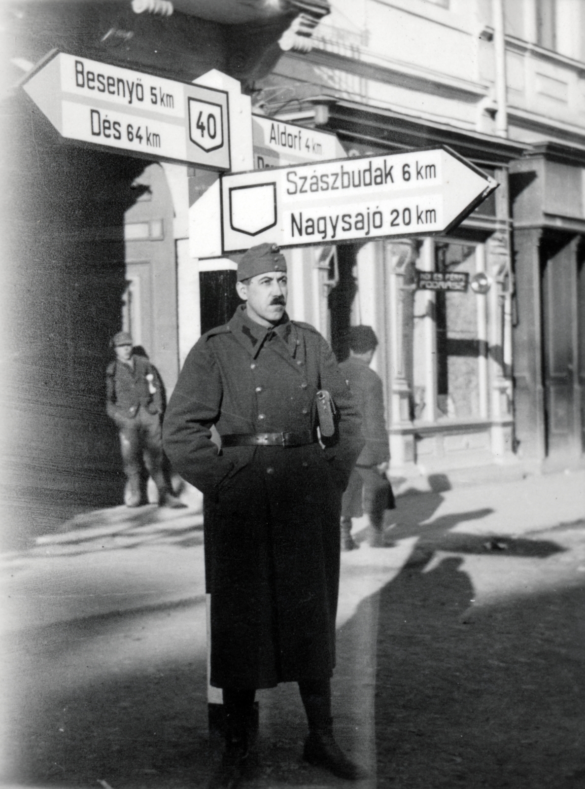 Romania,Transylvania, Bistrița, Kórház utca (strada Gheorghe Sincai, ekkor Mussolini utca), a felvétel a Fő tér (piata Centrala, ekkor Horthy Miklós tér) közelében készült., 1940, Fucskár József Attiláné, road signs, Fortepan #229575