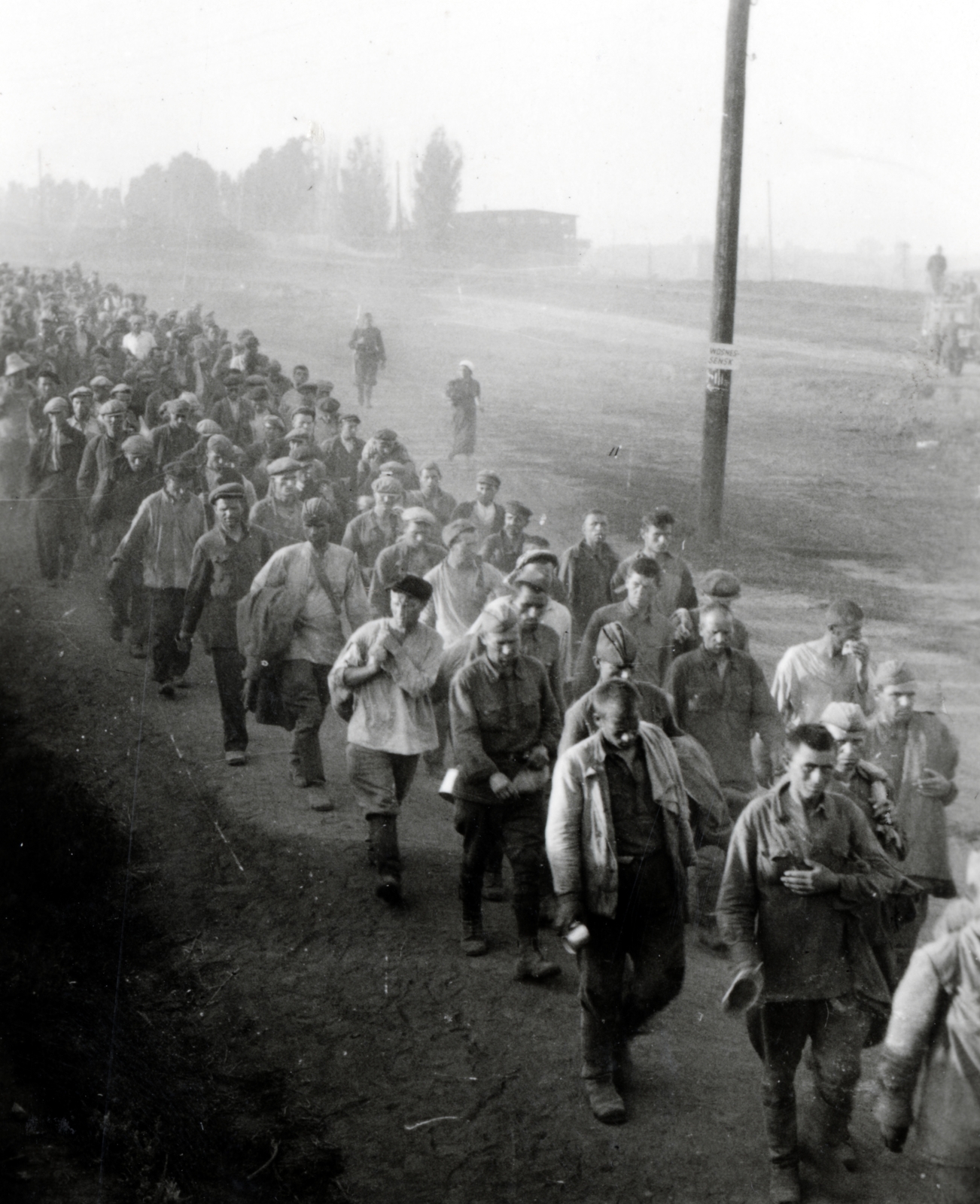 Ukraine, hadifoglyok menete a vasútállomás közelében., 1941, Fucskár József Attiláné, Fortepan #229590