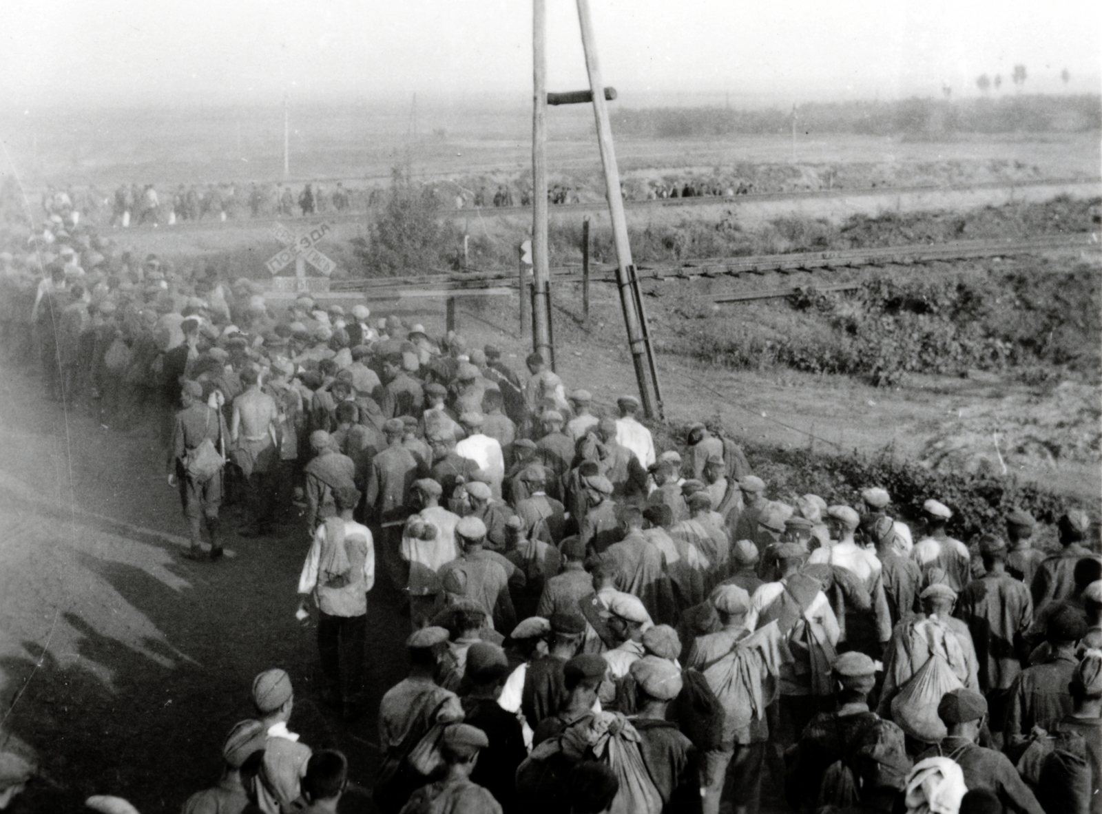Ukraine, hadifoglyok menete a vasútállomás közelében., 1941, Fucskár József Attiláné, Fortepan #229591