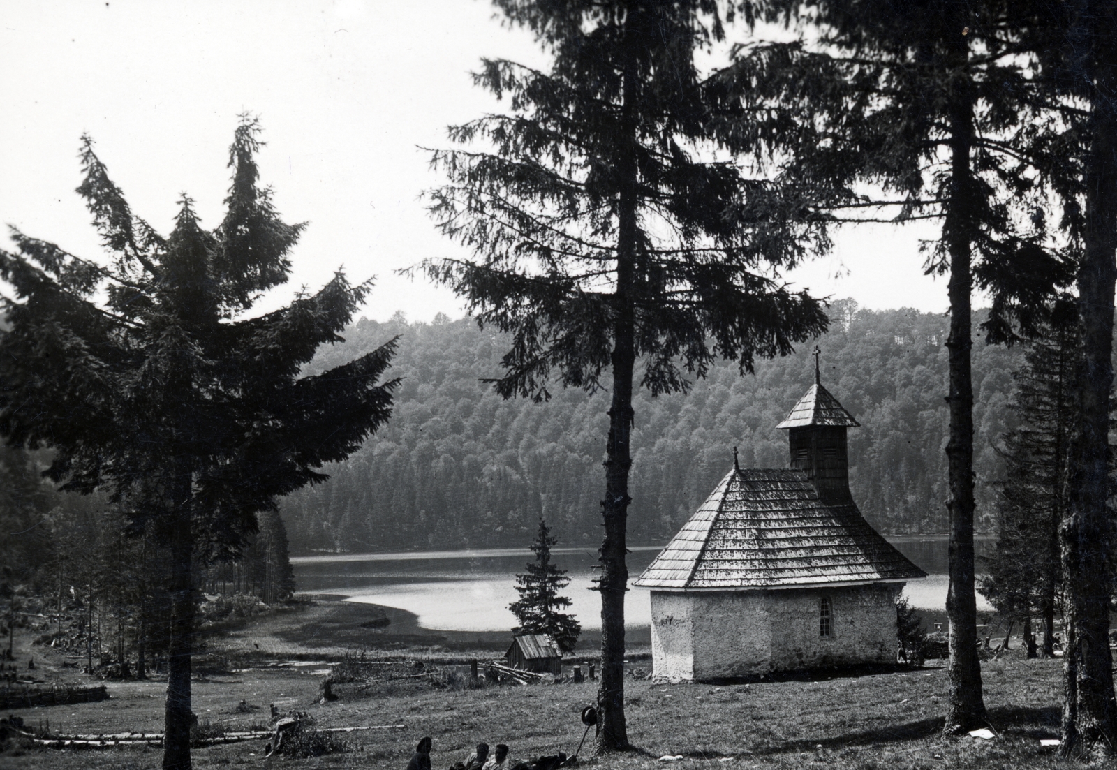 Romania,Transylvania, Csomád-hegység, Szent Anna-tó. Kápolna., 1954, Stuber Andrea, picture, lake, woods, chapel, Fortepan #229635