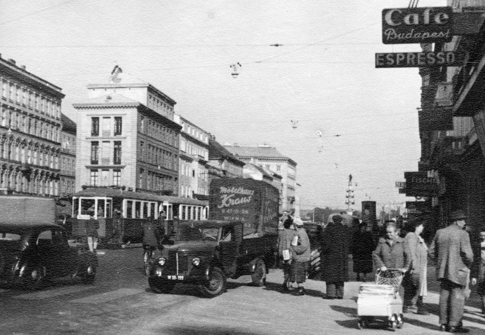 Ausztria, Bécs, Praterstraße, balra az Afrikanergasse elágazása, a távolban a Praterstern és ott a Tegetthoff-emlékmű látható., 1954, Stuber Andrea, utcakép, járókelő, cégtábla, babakocsi, villamos, teherautó, Fortepan #229655