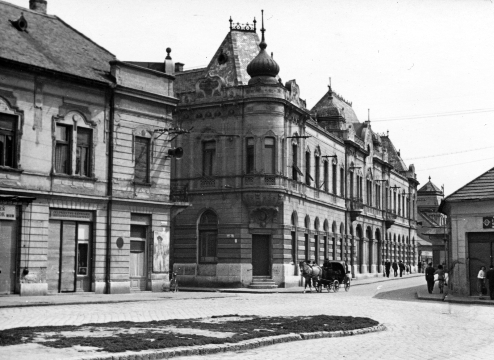 Slovakia, Komarno, Lehár utca, balra a Csapó utca (Valchovnícka ulica) torkolata, jobbra a ház helyén ma a Lúdpiac tér (Tržničné Námestie) van., 1954, Stuber Andrea, street view, megaphone, safety island, Horse-drawn carriage, cornerhouse, Fortepan #229662