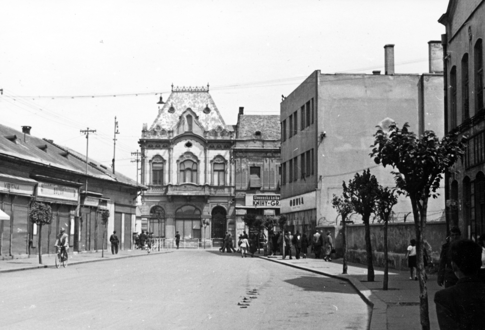 Slovakia, Komarno, Lehár utca (Lehárova ulica), szemben a Nádor utca (Palatinova ulica) 39., az egykori Komárom-vidéki Takarékpénztár épülete., 1954, Stuber Andrea, street view, Secession, Fortepan #229664