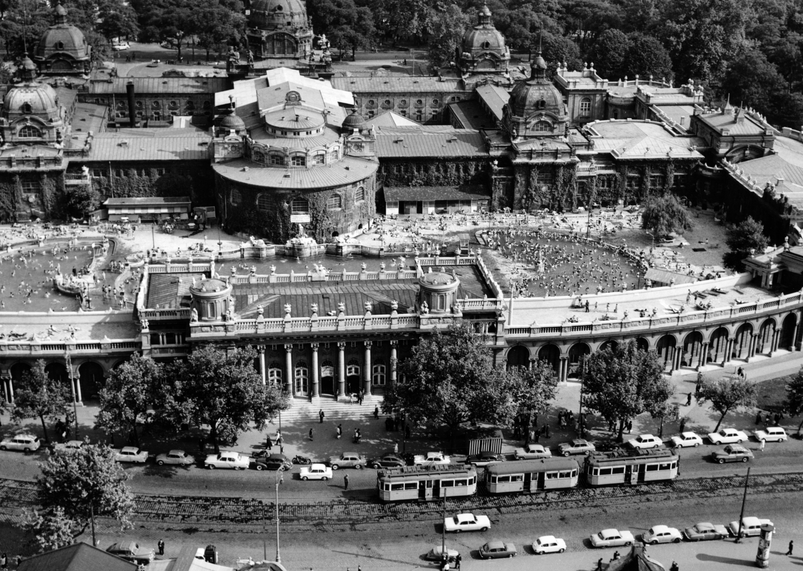 Magyarország, Városliget, Budapest XIV., légifotó, Széchenyi fürdő, előtérben az Állatkerti körúti villamosvonal., 1968, Ladinek Viktor, villamos, gyógyfürdő, légi felvétel, Budapest, Fortepan #229682