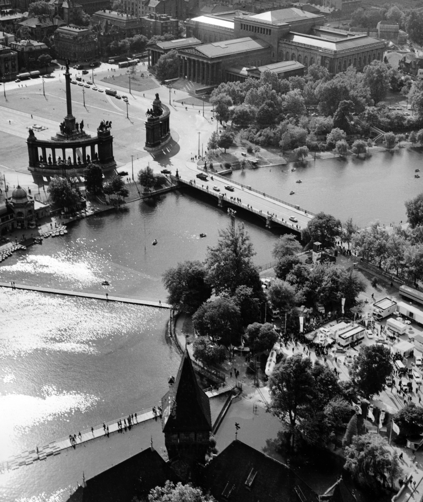 Hungary, Budapest XIV., légifotó, középpontban a Városligeti-tó. A Hősök terénél a Millenniumi emlékmű és Szépművészeti Múzeum látható., 1968, Ladinek Viktor, aerial photo, Budapest, Fortepan #229683