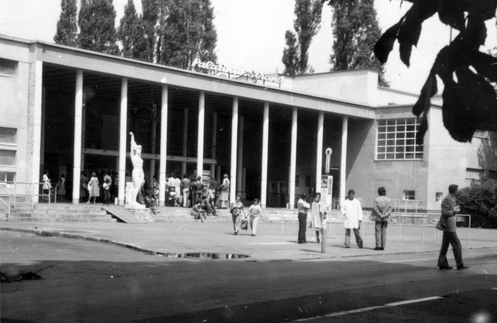 Magyarország, Margitsziget, Budapest, a Palatinus Strandfürdő bejárata, előtte kissé balra Csorba Géza 1967-ben újrafaragott Napozó lány című szobra., 1973, Fortepan/Album081, Fortepan #229732