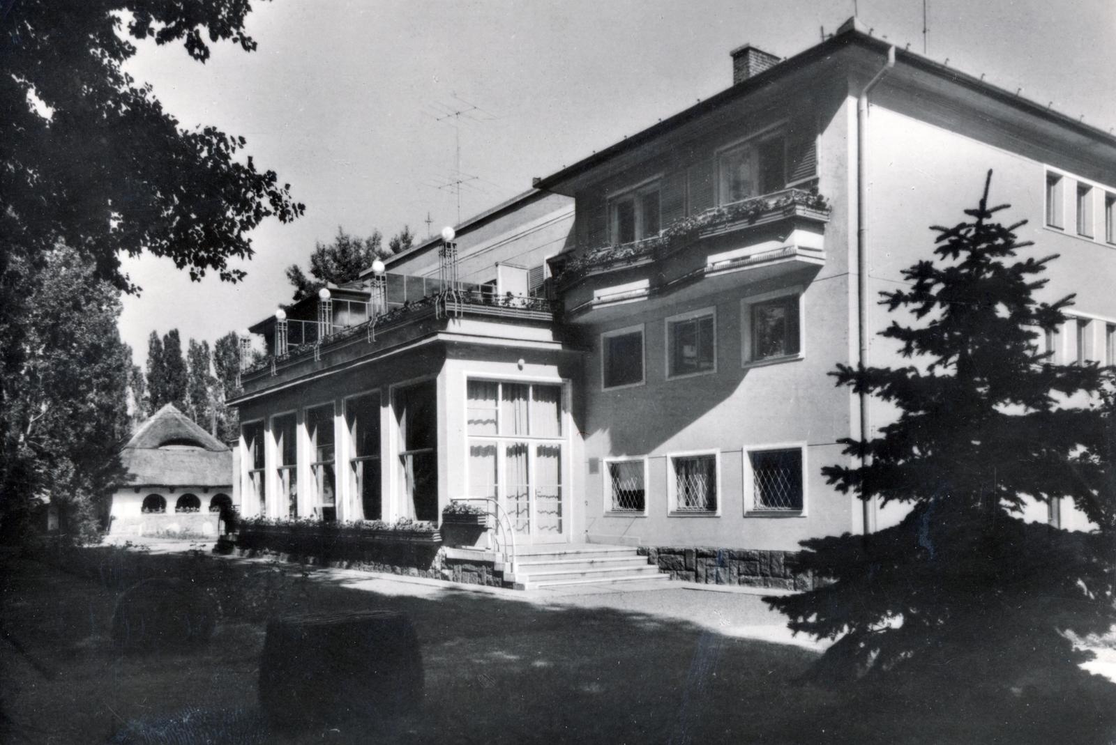 Hungary,Lake Balaton, Balatonőszöd, Magyar Királyi Iparügyi, valamint Kereskedelem- és Közlekedésügyi Minisztériumok Tisztviselői Jóléti Egyesületének üdülőháza., 1942, Fortepan/Album082, Fortepan #229739