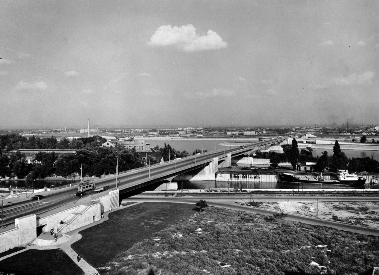 Magyarország, Óbuda, Budapest III., kilátás a Szent Péter és Pál-templomtól a Duna, Árpád (Sztálin) híd felé., 1953, Fortepan/Album083, villamos, látkép, hajó, híd, lépcsősor, sziget, folyó, Budapest, Fortepan #229754