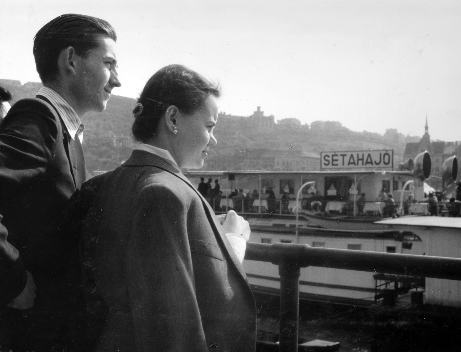 Magyarország, Budapest V., pesti alsó rakpart, a felvétel a Vigadó (Molotov) téri hajóállomásnál készült., 1955, Fortepan/Album083, Budapest hajó, sétahajó, Budapest, Fortepan #229761