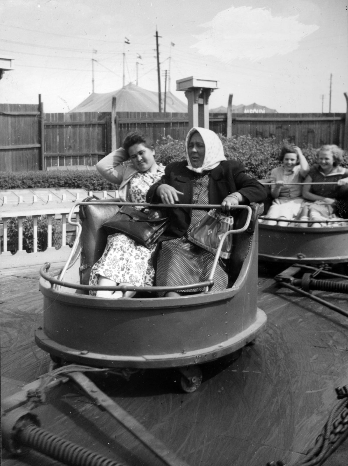 Hungary, Budapest XIV., a Kanyargó nevű játék., 1953, Fortepan/Album083, amusement park, women, Budapest, Fortepan #229766