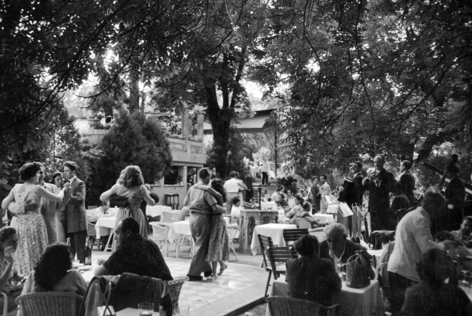 Hungary, Budapest II., Hűvösvölgyi út (Vörös Hadsereg útja) 36., Budagyöngye étterem kerthelyisége., 1955, Fortepan/Album083, dance, Budapest, Fortepan #229772