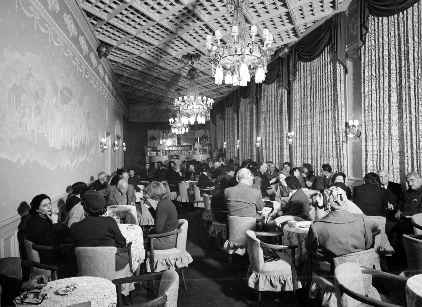 Hungary, Budapest VI., Teréz körút 43. (Lenin körút 97.), Béke szálló, a felvétel a cukrászdában készült., 1955, Fortepan/Album083, hospitality, ceiling lamp, dropped ceiling, curtain, arm chair, Budapest, Fortepan #229773