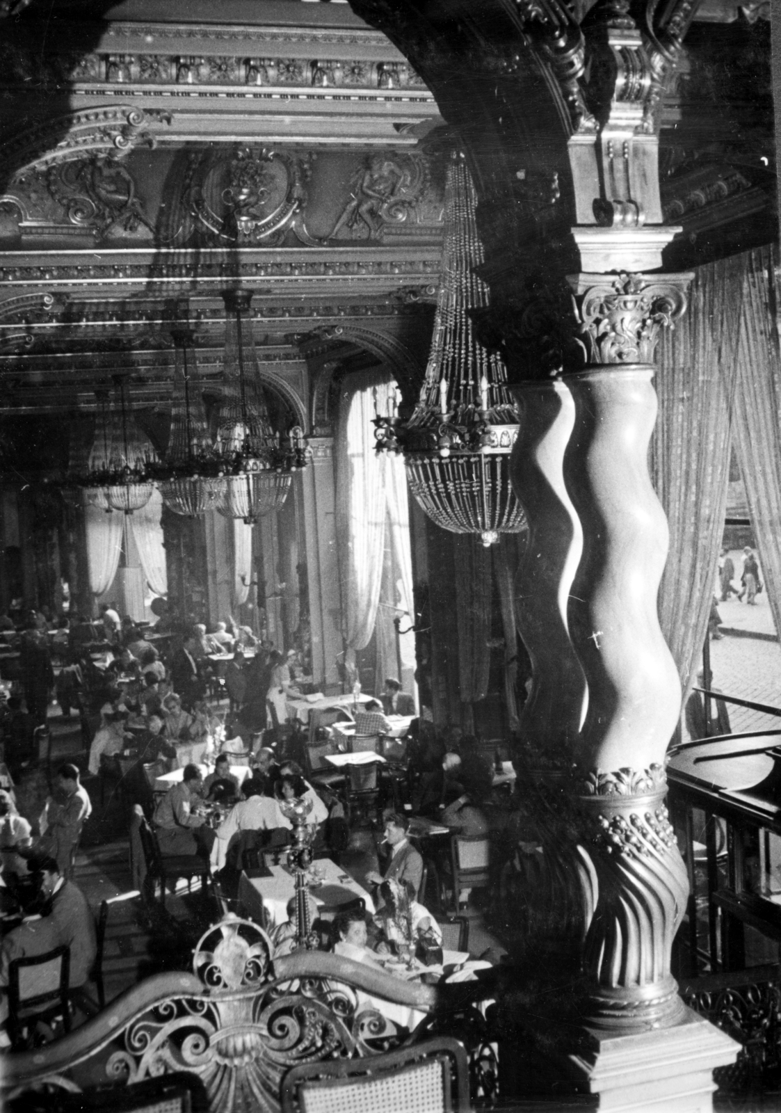 Magyarország, Budapest VII., Hungária (korábban és ma New York) kávéház., 1954, Fortepan/Album083, oszlop, csillár, vendéglátás, mennyezeti lámpa, Budapest, Fortepan #229775