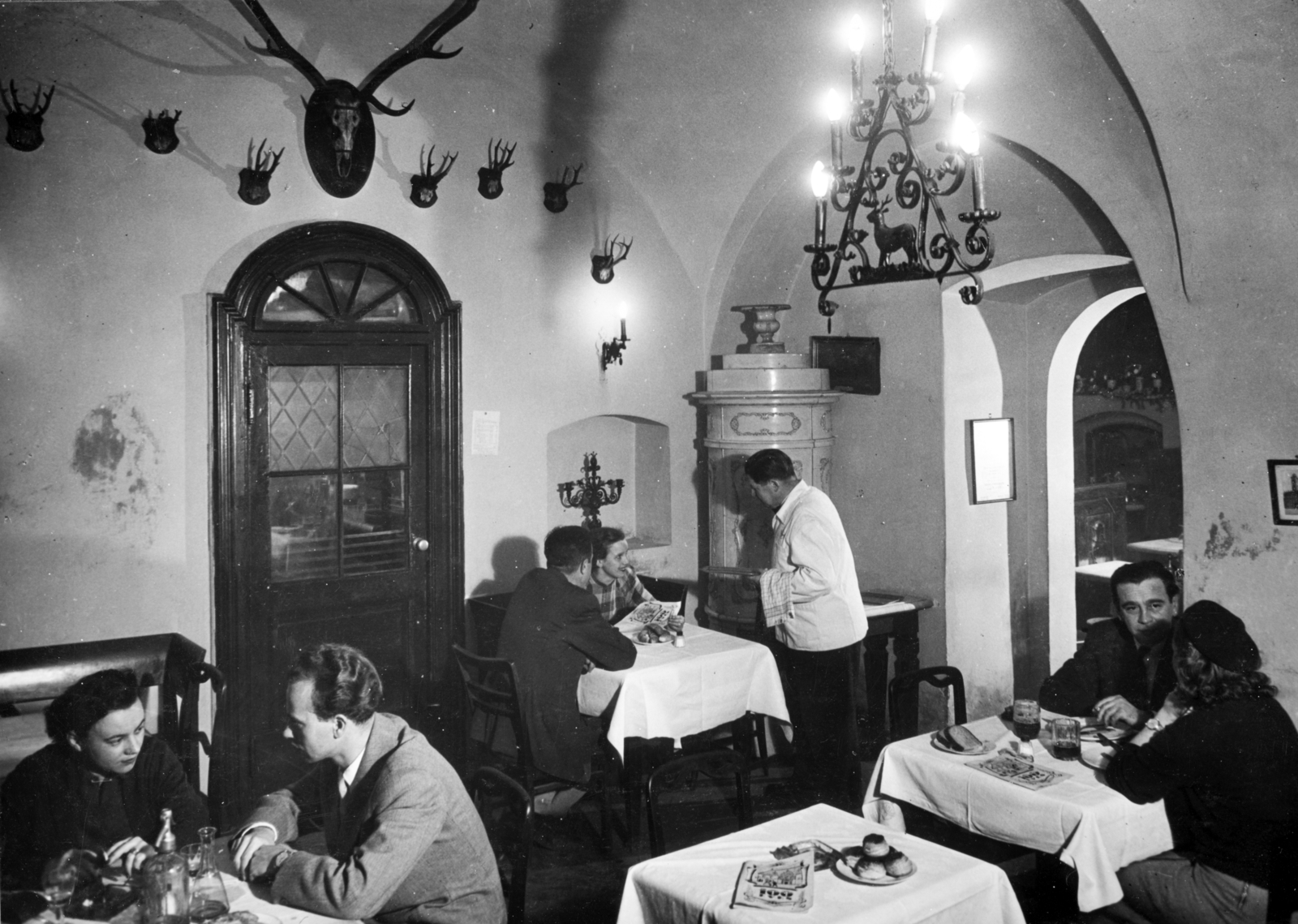 Hungary, Budapest V., Péterffy-palota a Galamb utca és Piarista (Pesti Barnabás) utca sarkán, benne a Százéves Étterem., 1955, Fortepan/Album083, trophy, hospitality, waiter, candlestick, stove, soda water bottle, Budapest, Fortepan #229779