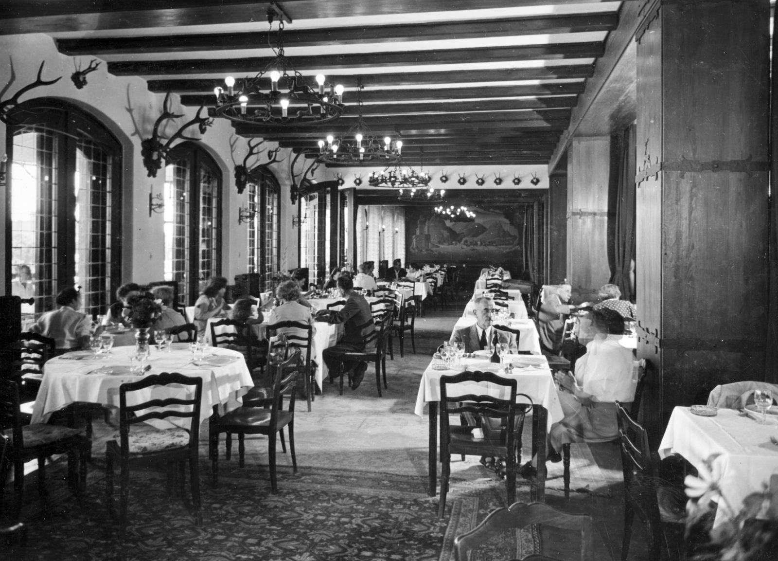 Hungary, Budapest XII., Rege utca, Vörös Csillag (egykor Golf, később Panoráma) szálloda, étterem. Szemben Molnár C. Pál alkotása, Mátyás király hazatér a vadászatról., 1955, Fortepan/Album083, trophy, hospitality, ceiling lamp, tablecloth, carpet, Budapest, Fortepan #229787