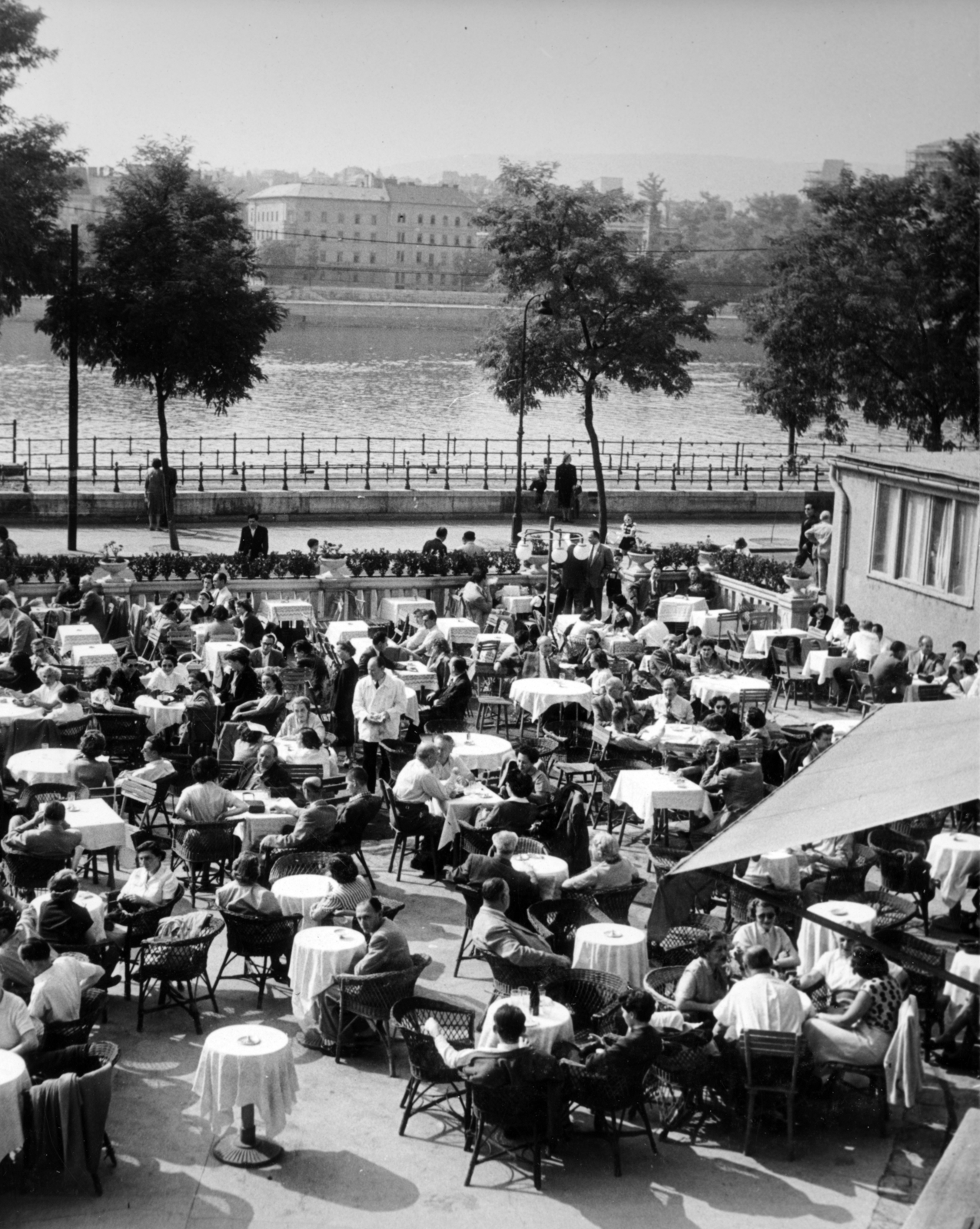 Hungary, Budapest V., Dunakert a Duna Szálló déli falánál, a Dunakorzó és az Apáczai Csere János utca között., 1955, Fortepan/Album083, terrace, hospitality, Budapest, Fortepan #229790