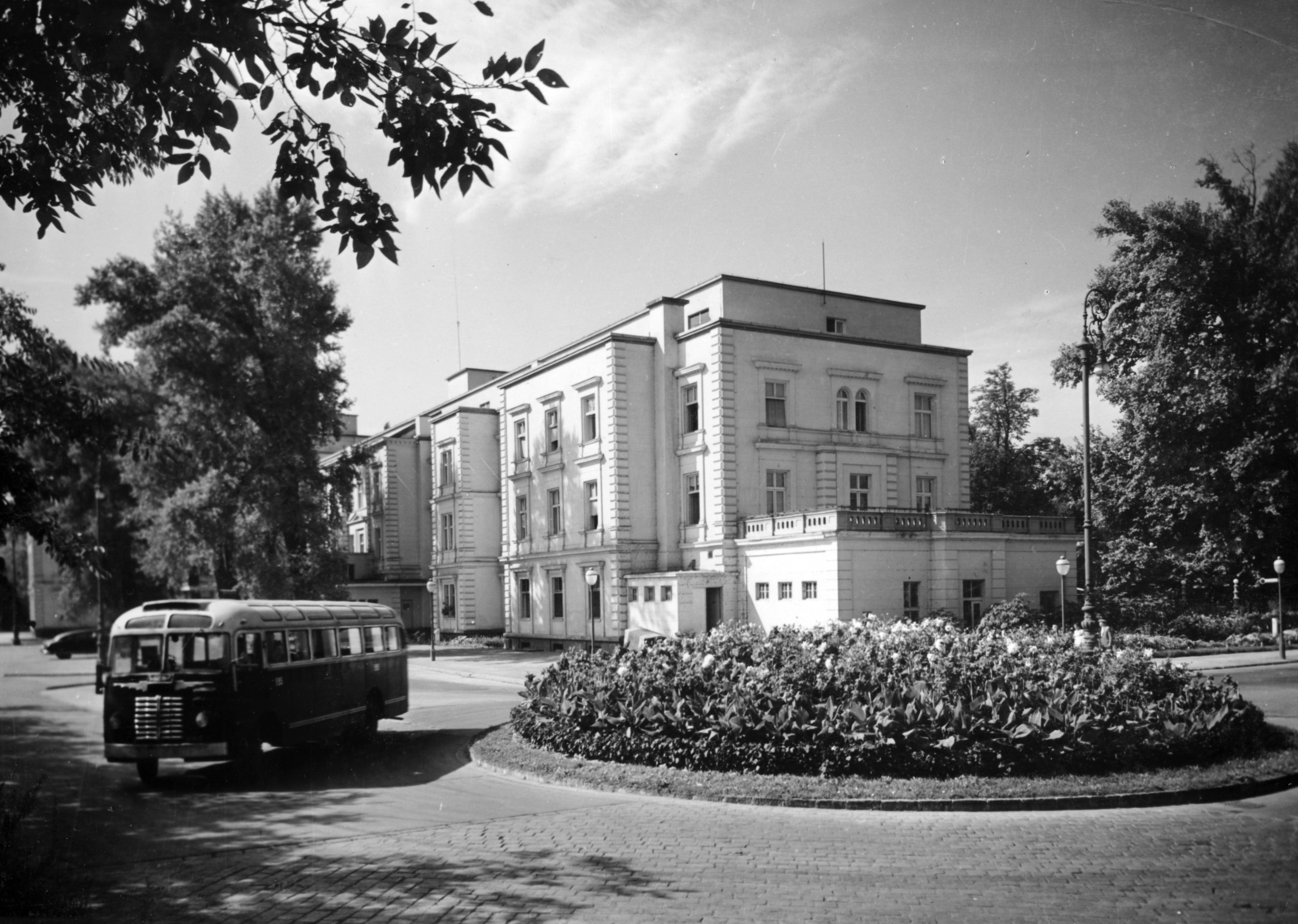 Hungary, Margit Islands, Budapest, Margitszigeti Nagyszálló., 1955, Fortepan/Album083, bus, modern architecture, flat roof, roundabout, flower bed, Ikarus-brand, Fortepan #229792