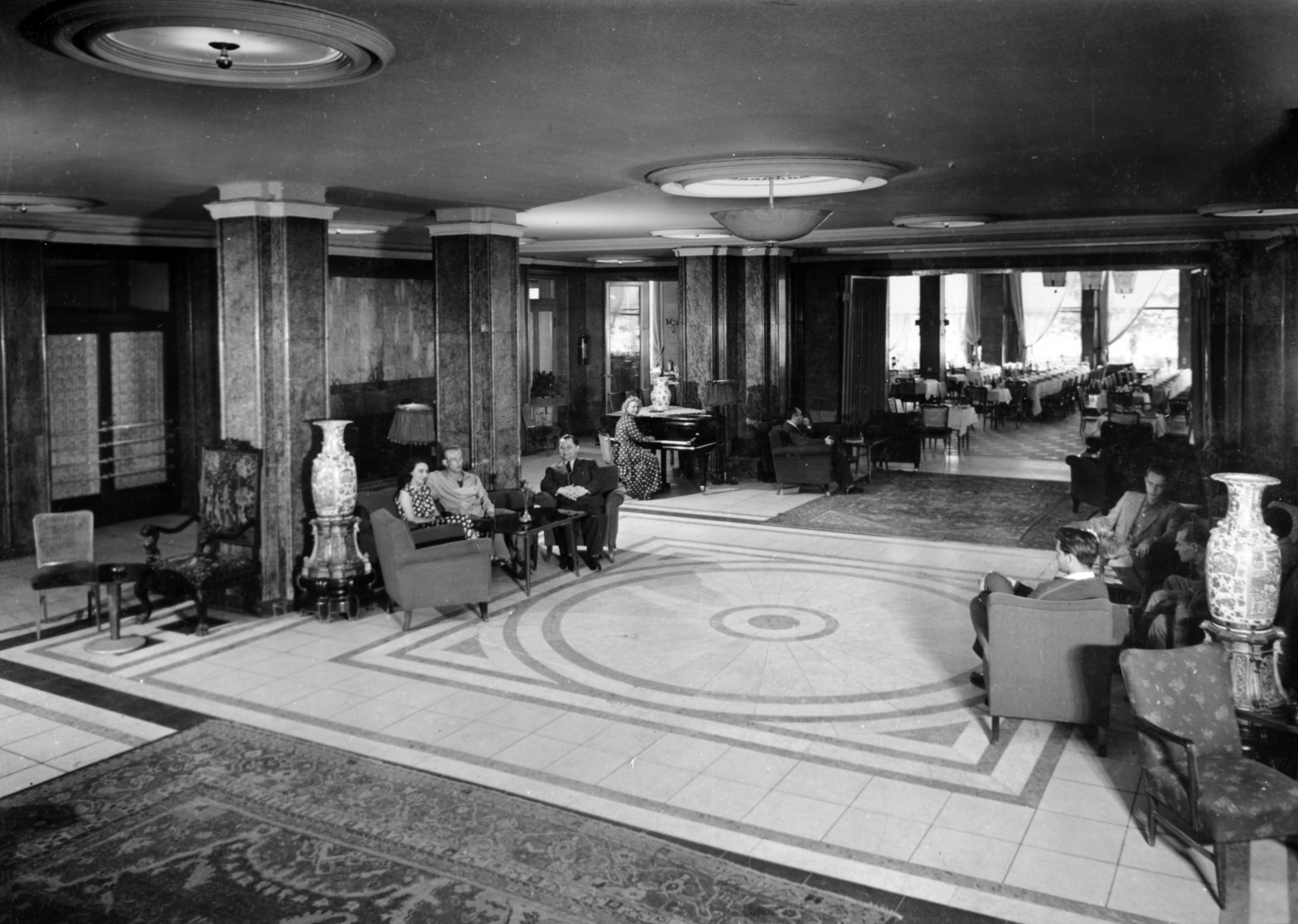 Hungary, Margit Islands, Budapest, a Margitszigeti Nagyszálló hallja, szemben az étterem., 1955, Fortepan/Album083, interior, restaurant, piano, decoration, vase, ceramics, hotel, Fortepan #229794