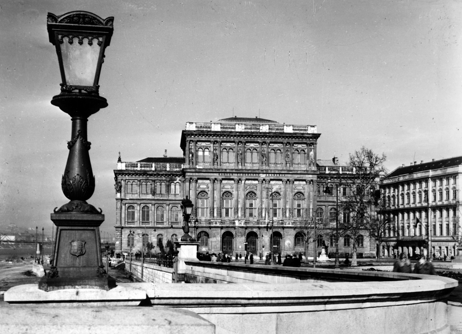 Magyarország, Budapest V., a Széchenyi Lánchíd pesti hídfője, szemben a Magyar Tudományos Akadémia székháza., 1955, Fortepan/Album083, Kossuth híd, Magyar Tudományos Akadémia, gázlámpa, Budapest, Fortepan #229795