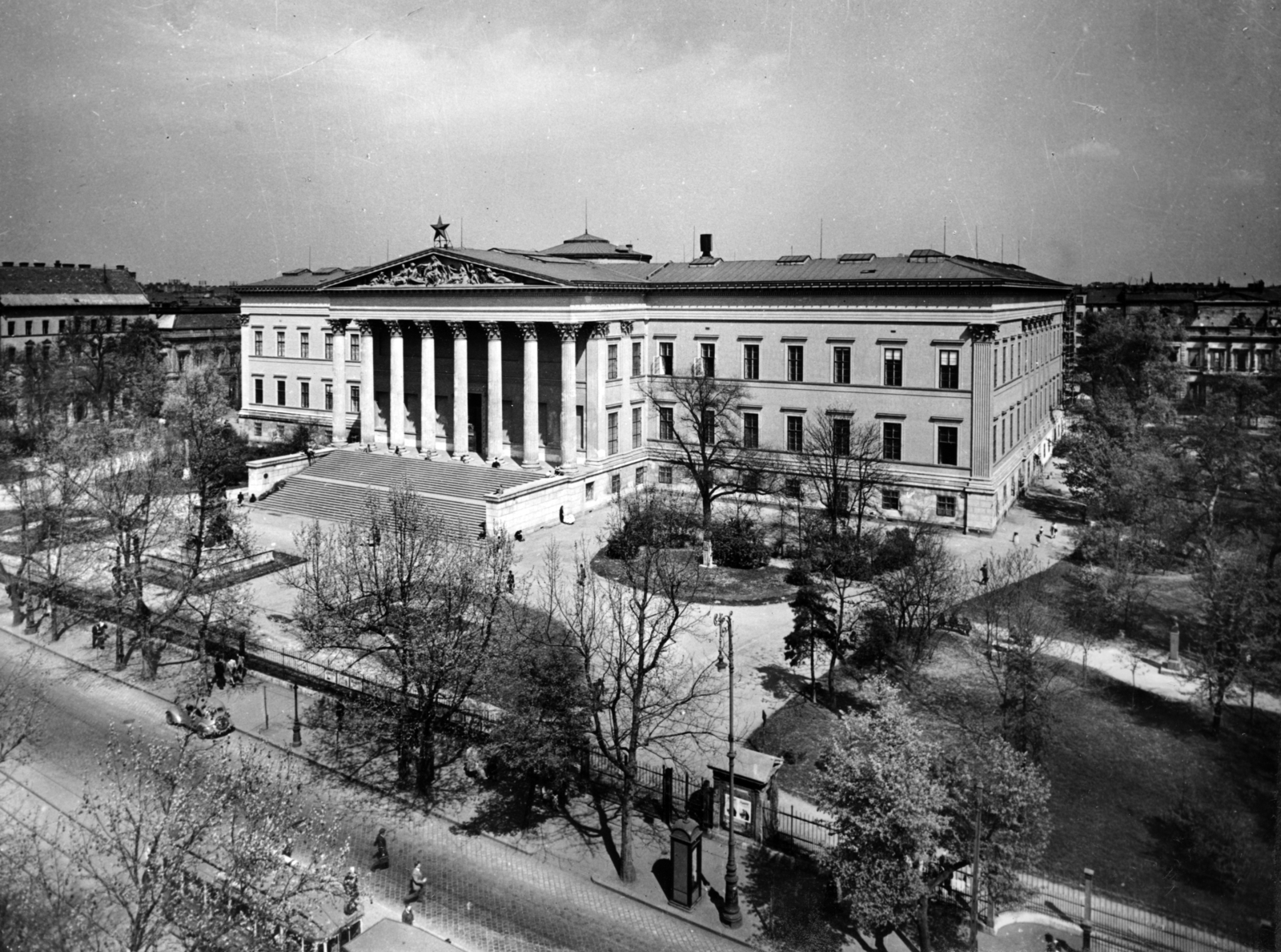 Magyarország, Budapest VIII., Magyar Nemzeti Múzeum, előtérben a Múzeum körút., 1954, Fortepan/Album083, nemzeti múzeum, épített örökség, telefonfülke, vörös csillag, látkép, Budapest, Fortepan #229807