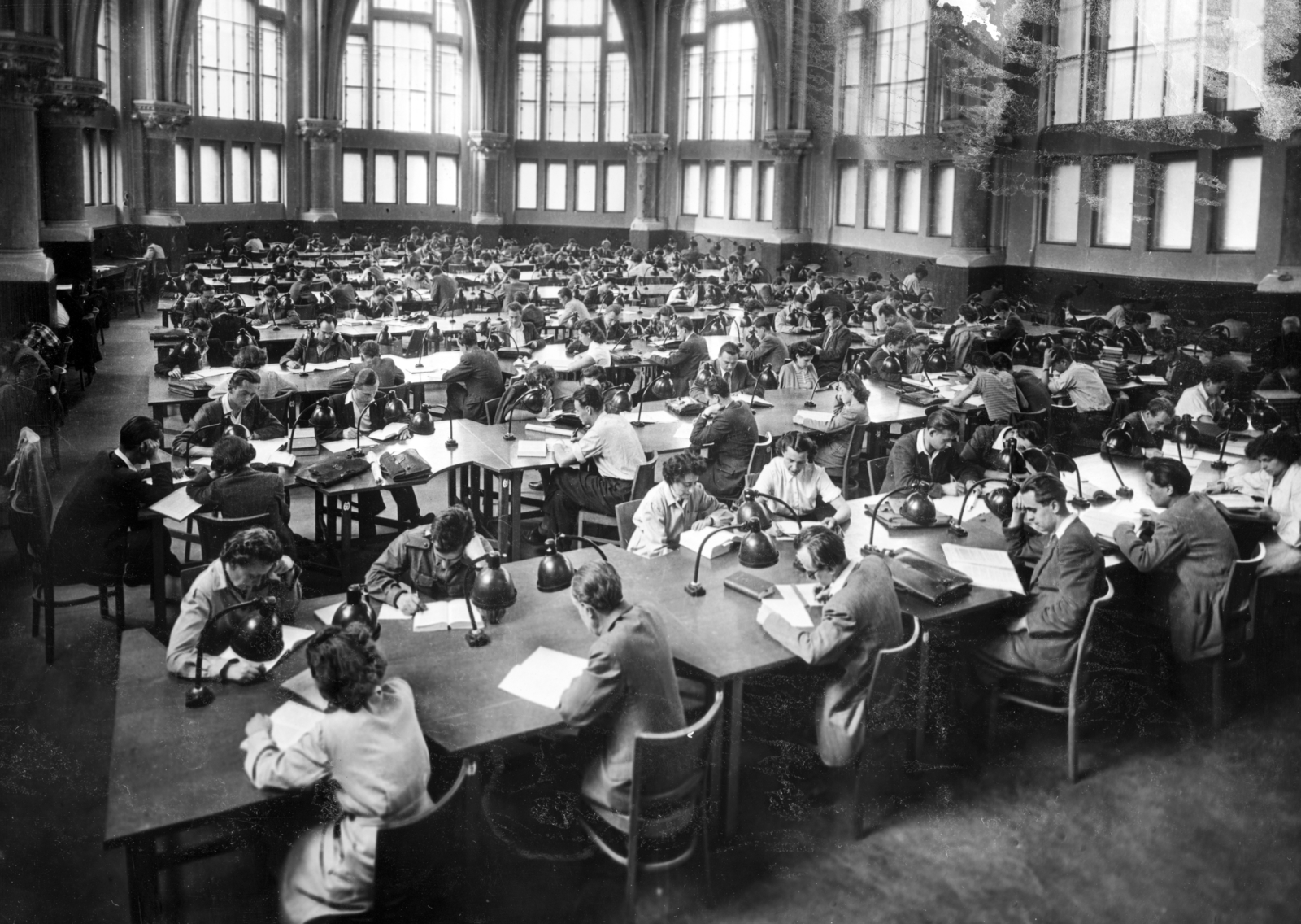 Hungary, Budapest XI., Budapesti Műszaki Egyetem (később Budapesti Műszaki és Gazdaságtudományi Egyetem), a Központi Könyvtár (később Országos Műszaki Információs Központ és Könyvtár / OMIKK) olvasóterme., 1955, Fortepan/Album083, Budapest, mass, reading, library, Fortepan #229809