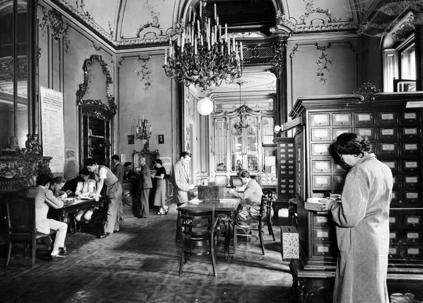 Hungary, Budapest VIII., Szabó Ervin tér, Wenckheim-palota, a Fővárosi Szabó Ervin Könyvtár központi épülete, katalógusterem., 1955, Fortepan/Album083, reading, library, interior, overall, chandelier, Budapest, Fortepan #229813