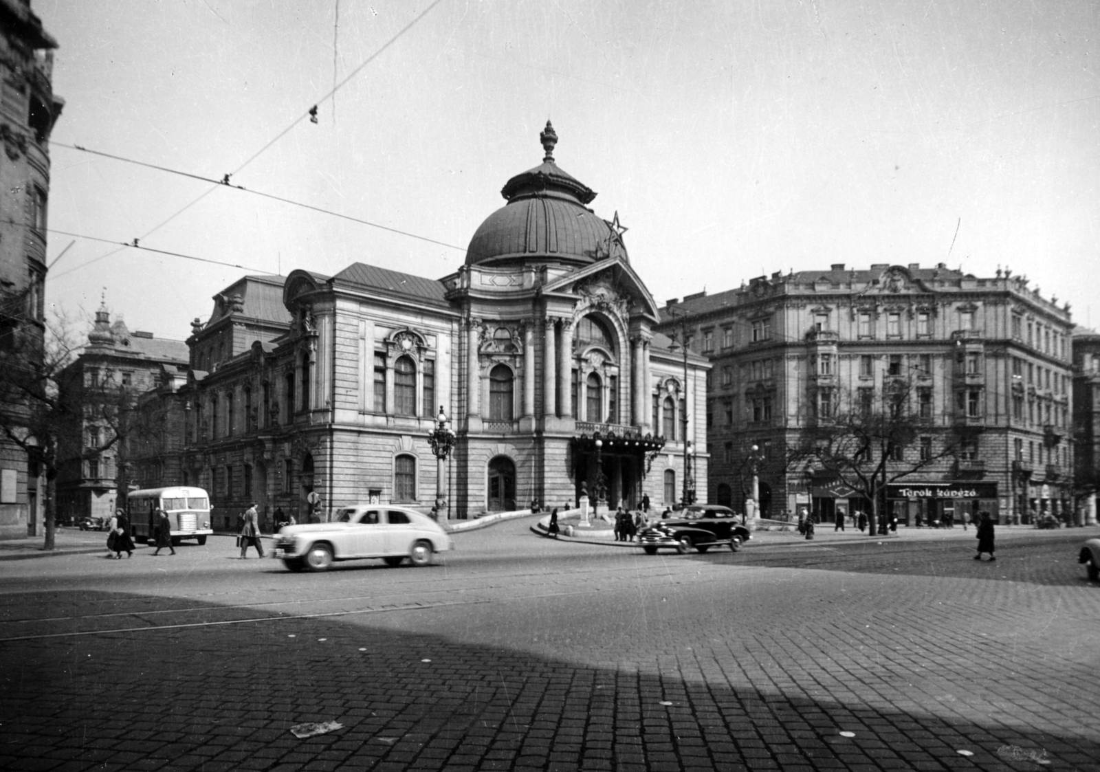 Hungary, Budapest XIII., Szent István körút, Vígszínház (Magyar Néphadsereg Színháza)., 1954, Fortepan/Album083, Budapest, opera house, automobile, street view, sign-board, Red Star, driveway, theater, rails, bus, Fortepan #229823