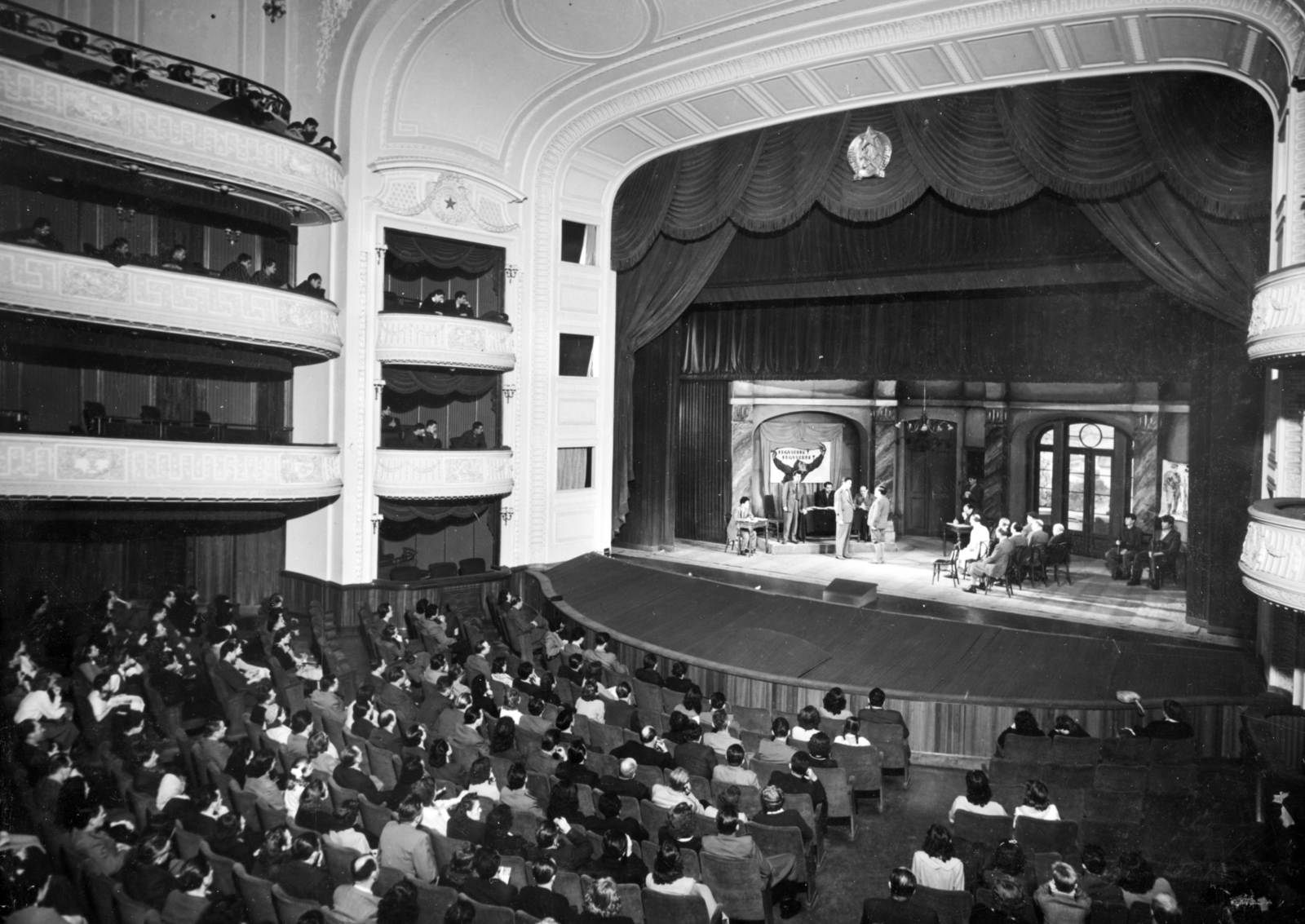 Hungary, Budapest XIII., Szent István körút, Vígszínház (Magyar Néphadsereg Színháza), Sándor Kálmán: A harag napja című drámájának előadása., 1952, Fortepan/Album083, poster, theater, play, communism, Budapest, stage, auditorium, spectator, actor, curtain, crest, Fortepan #229824