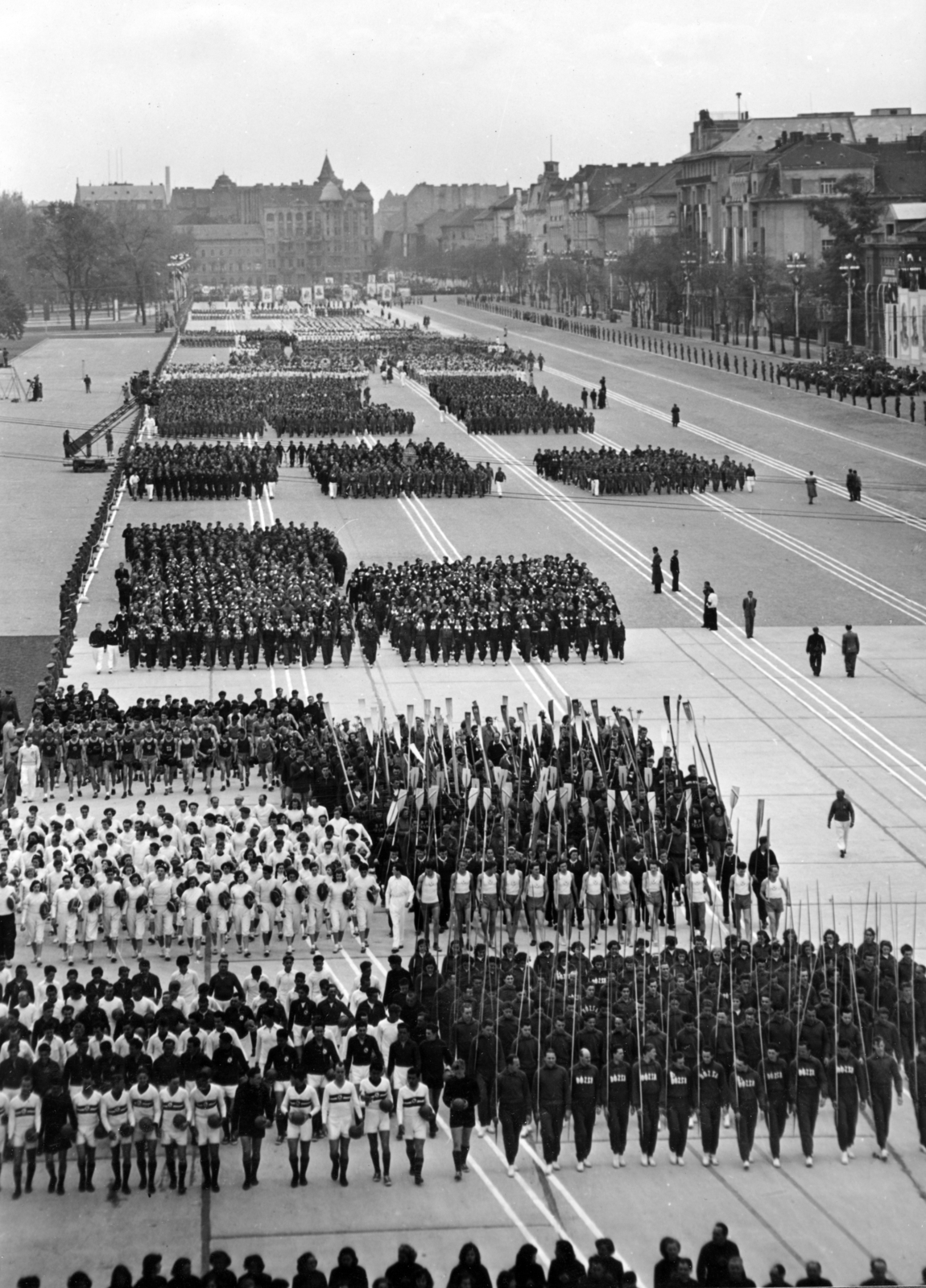 Hungary, Budapest VII., a mai Ötvenhatosok tere (Sztálin tér), május 1-i felvonulás, jobbra a Dózsa György út házsora., 1955, Fortepan/Album083, march, Budapest, Fortepan #229842
