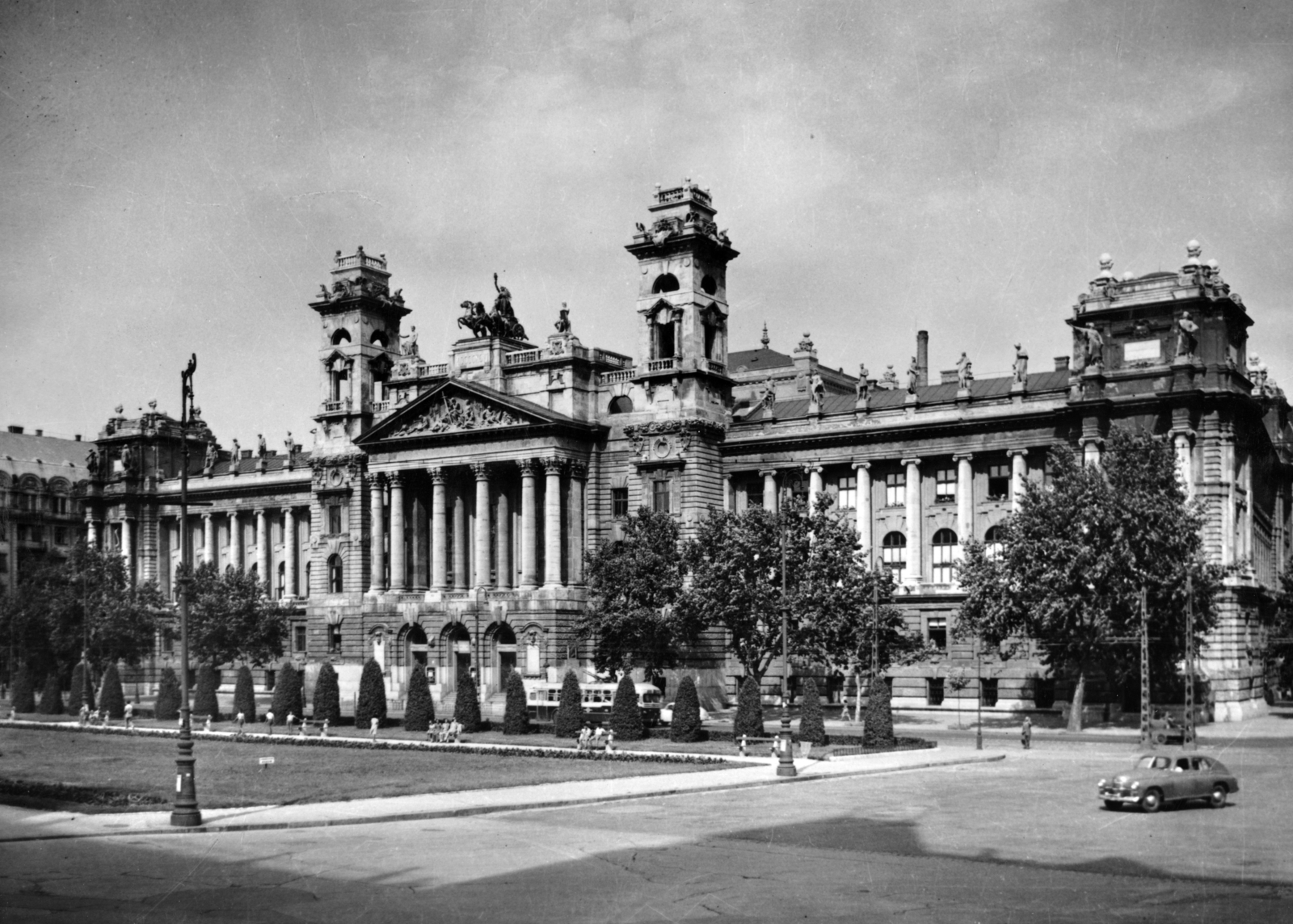 Hungary, Budapest V., Kossuth Lajos tér, Igazságügyi Palota (ekkor a Magyar és Nemzetközi Munkásmozgalom Történeti Múzeuma)., 1955, Fortepan/Album083, sculpture, architectural ornament, eclectic architecture, public building, Budapest, Fortepan #229843