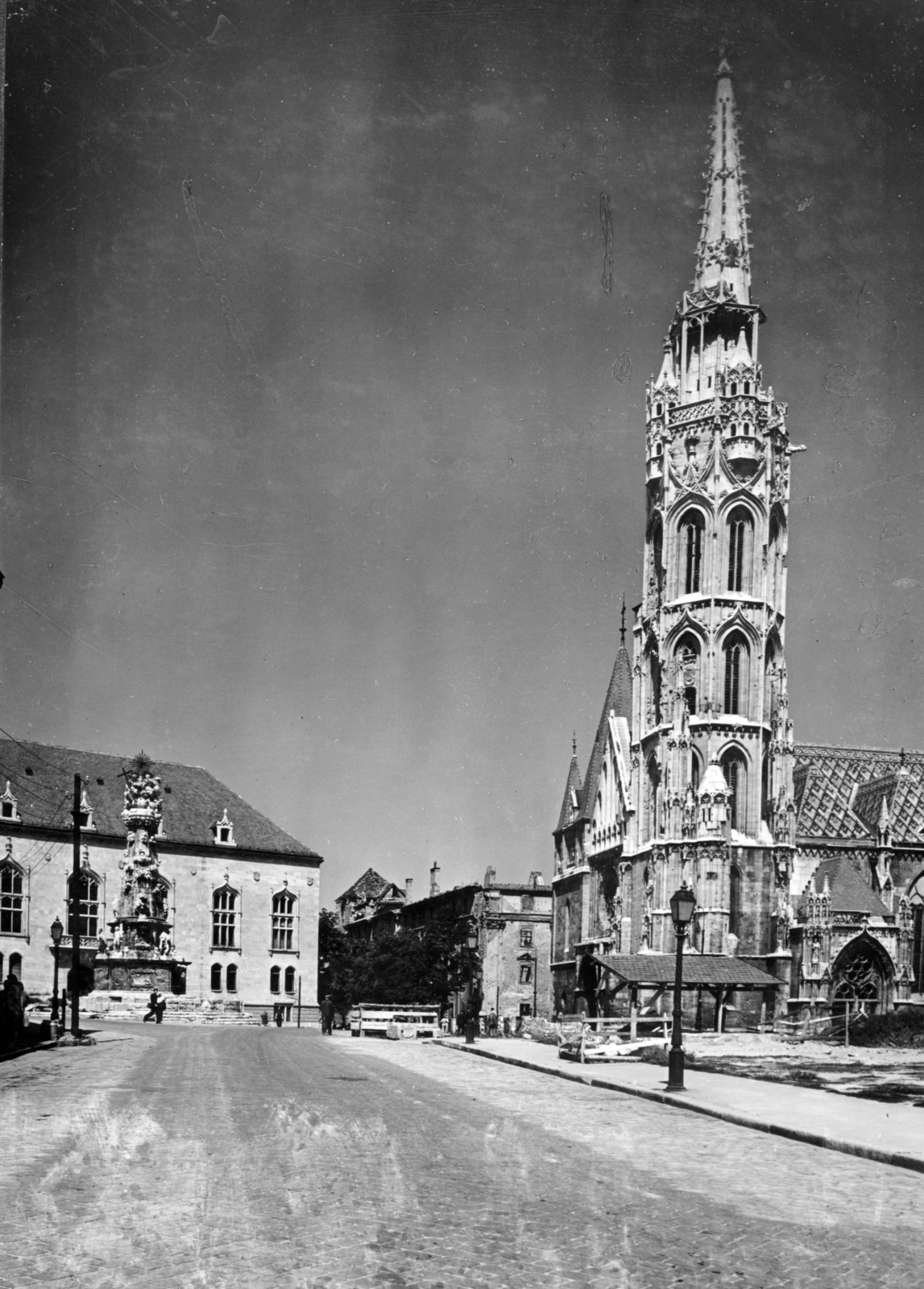 Hungary, Budapest I., Tárnok utca, szemben a Szentháromság téren balra a Szentháromság-szobor mögött az egykori Pénzügyminisztérium épülete, jobbra a Mátyás-templom., 1954, Fortepan/Album083, Neo-Gothic-style, monument, sculpture, church, Holy Trinity Statue, Budapest, Fortepan #229844