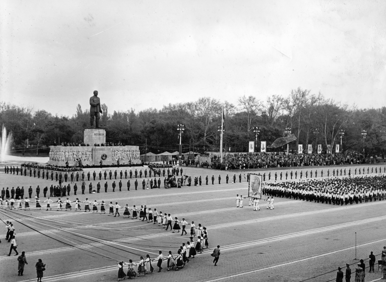 Hungary, Budapest XIV., Ötvenhatosok tere (Sztálin tér), május 1-i felvonulás, balra a Sztálin szobor., 1953, Fortepan/Album083, Budapest, march, sculpture, Joseph Stalin portrayal, 1st of May parade, Fortepan #229847