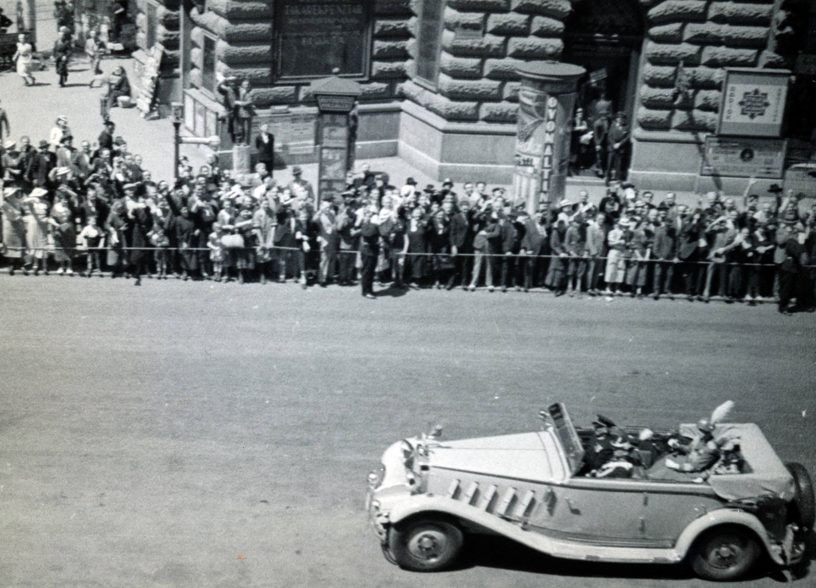 Hungary, Budapest VI., Andrássy út a Bajcsy-Zsilinszky (Vilmos császár) útnál. A felvétel III. Viktor Emánuel olasz király budapesti látogatása alkalmával, 1937. május 20-án készült., 1937, Szávoszt-Vass Dániel, gaping, audience, poster, automobile, ad pillar, convertible, Budapest, Fortepan #229851