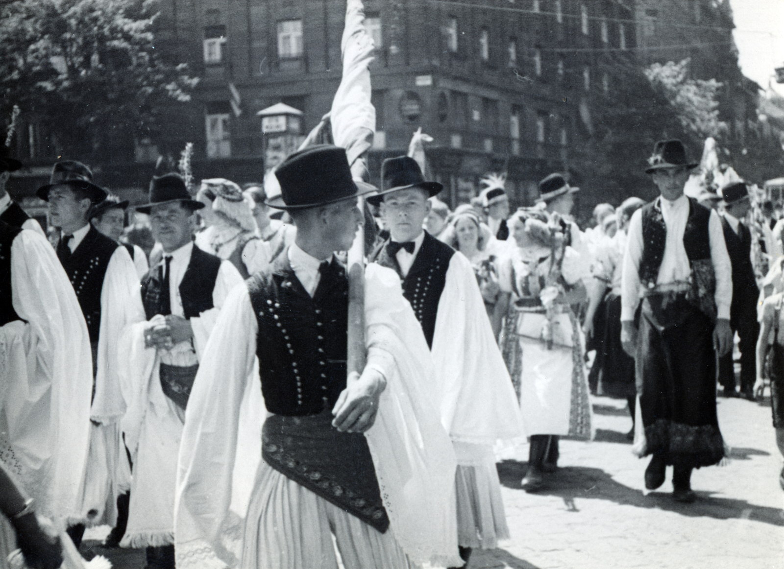 Magyarország, Budapest VII., Rákóczi út, háttérben a Múzeum körút és a Kossuth Lajos utca sarkán az Astoria szálló., 1938, Szávoszt-Vass Dániel, népviselet, felvonulás, Budapest, Gyöngyösbokréta Mozgalom, Fortepan #229852