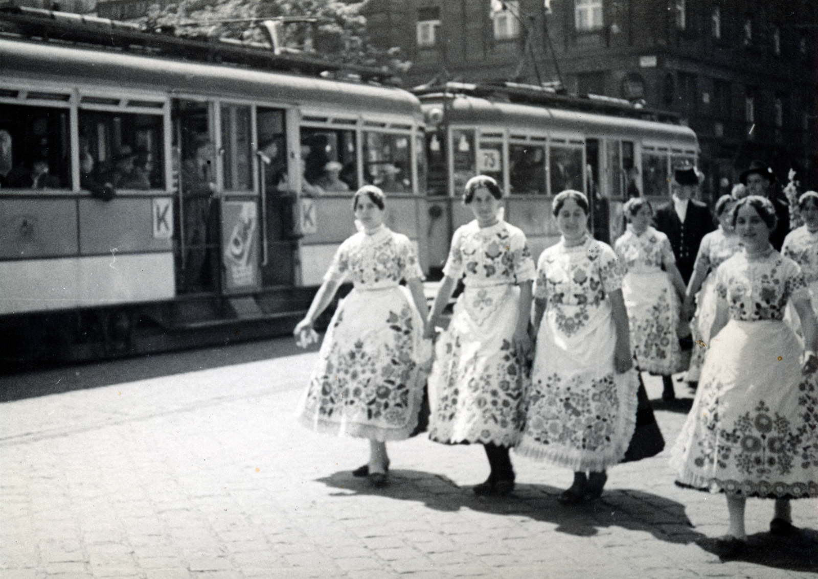 Hungary, Budapest VII., Rákóczi út, háttérben a Múzeum körút és a Kossuth Lajos utca sarkán az Astoria szálló., 1938, Szávoszt-Vass Dániel, tram, Kalocsa folk costume, Budapest, Gyöngyösbokréta-movement, Fortepan #229854